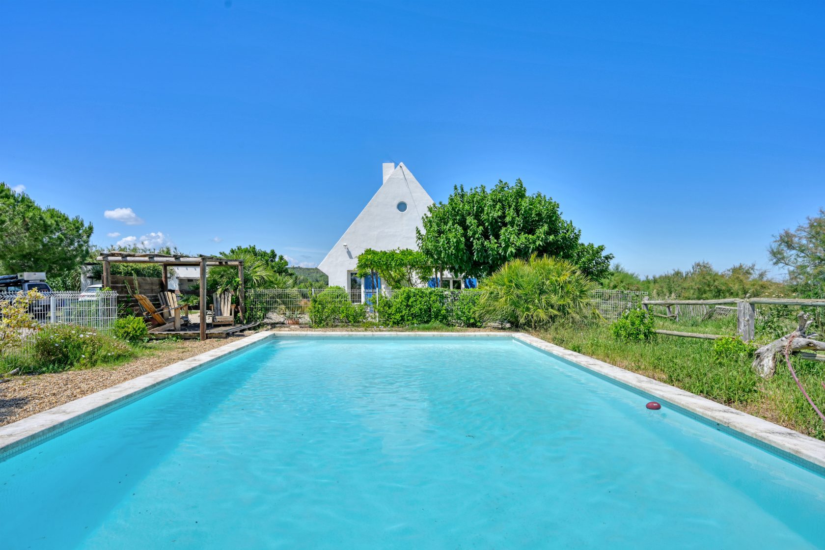 Contemporary caretaker’s house in Petite Camargue