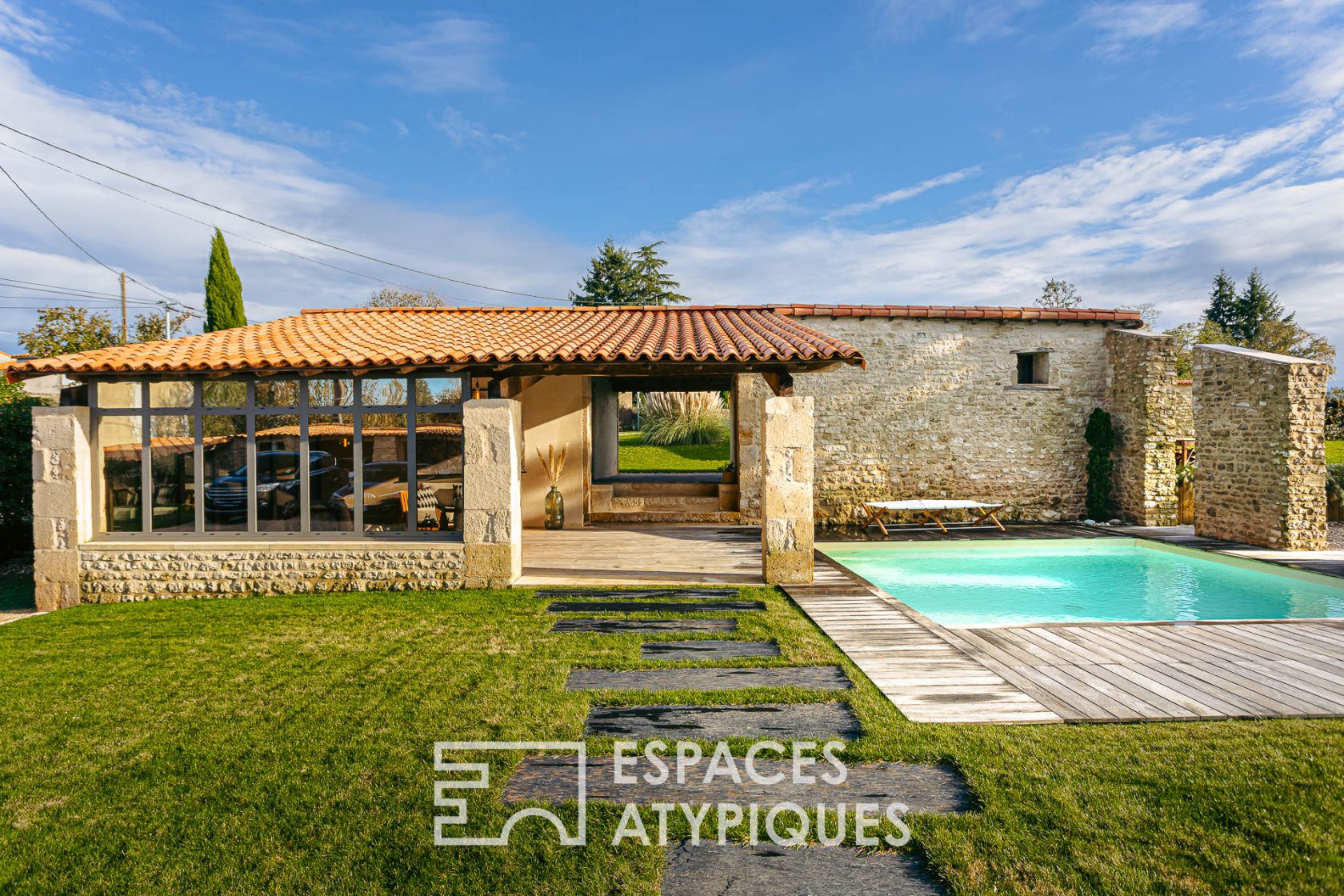 Sublime farmhouse and its swimming pool in the old stable