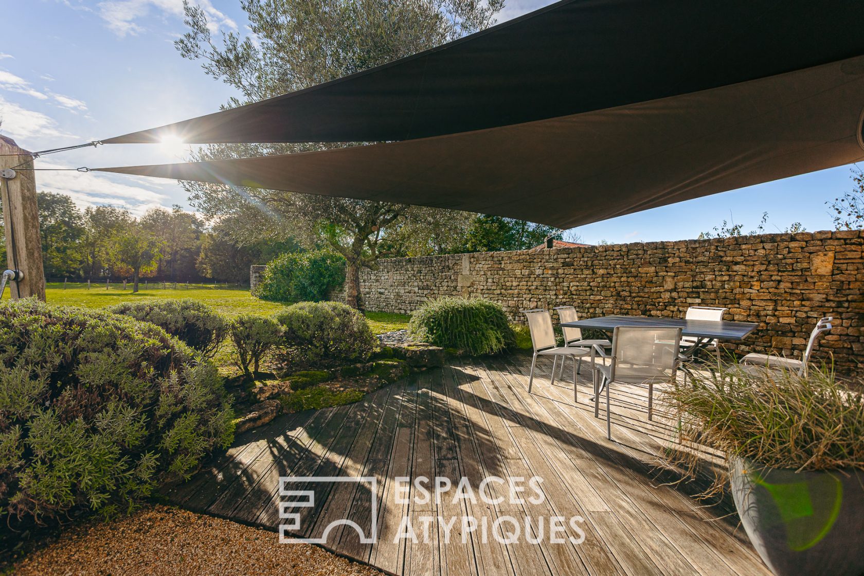 Sublime corps de ferme et sa piscine dans l’ancienne étable