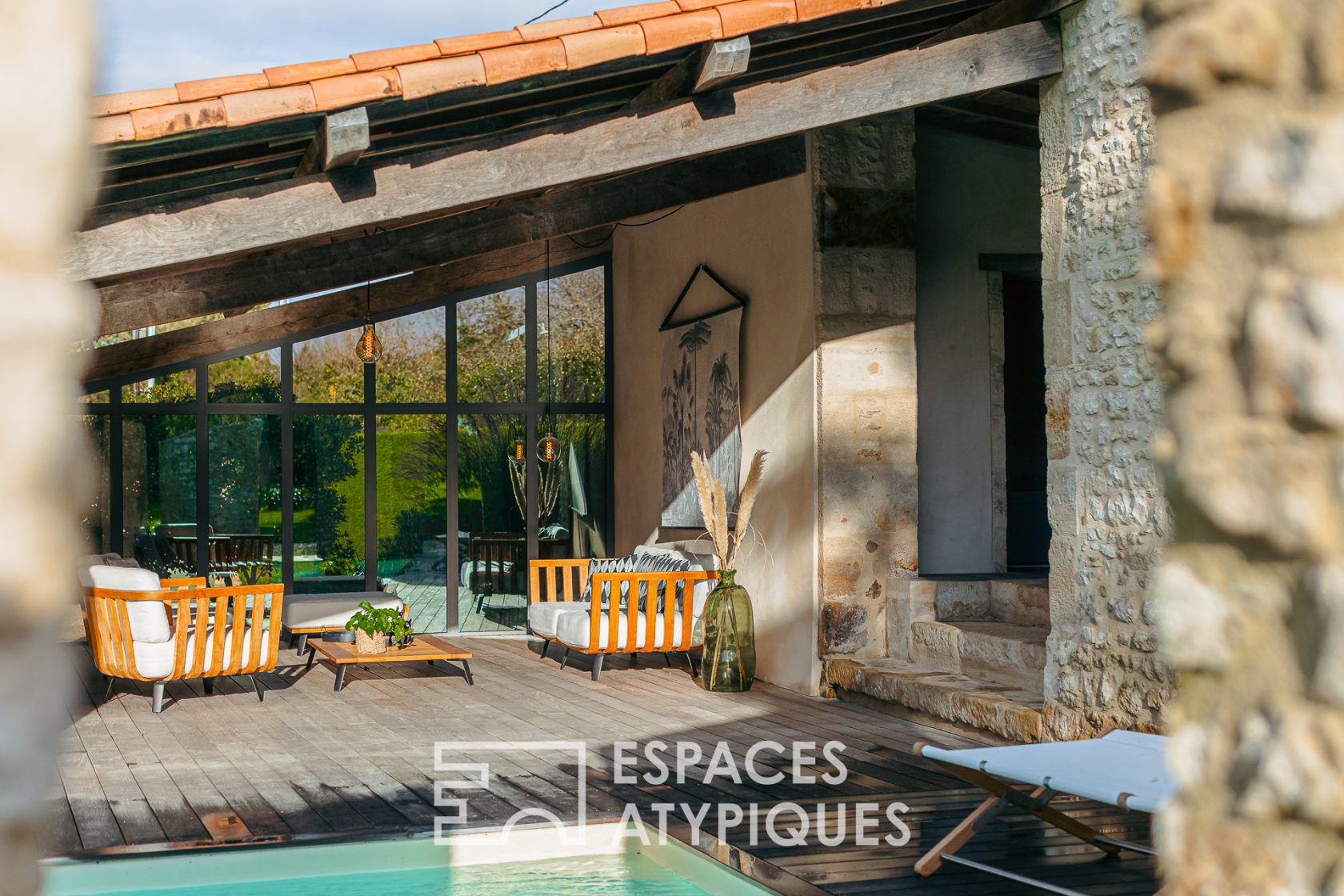 Sublime corps de ferme et sa piscine dans l’ancienne étable