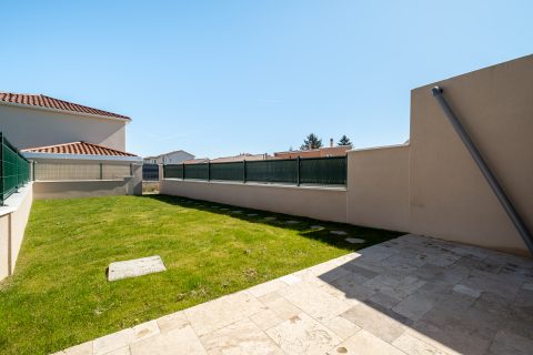 Single-storey house with garden and terrace in Azieu