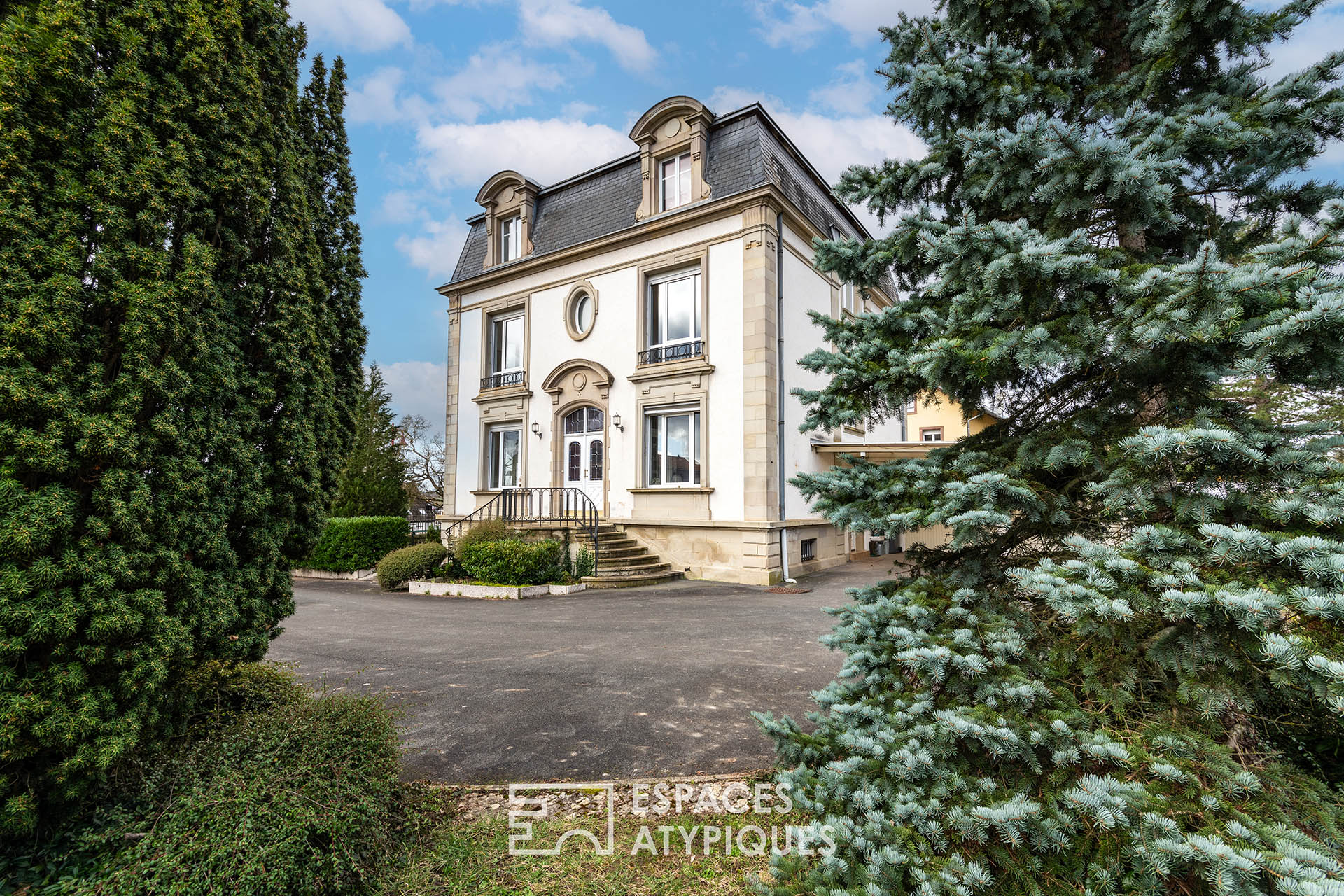 Manor house with wooded parklands