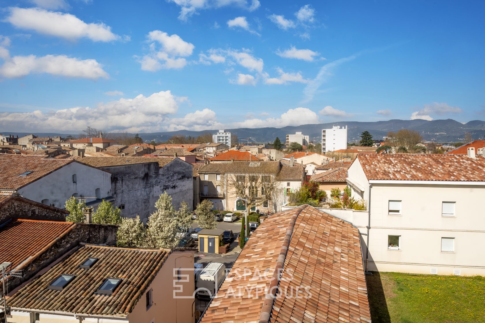 Flat with terrace and winter garden above the roofs of Montelimar