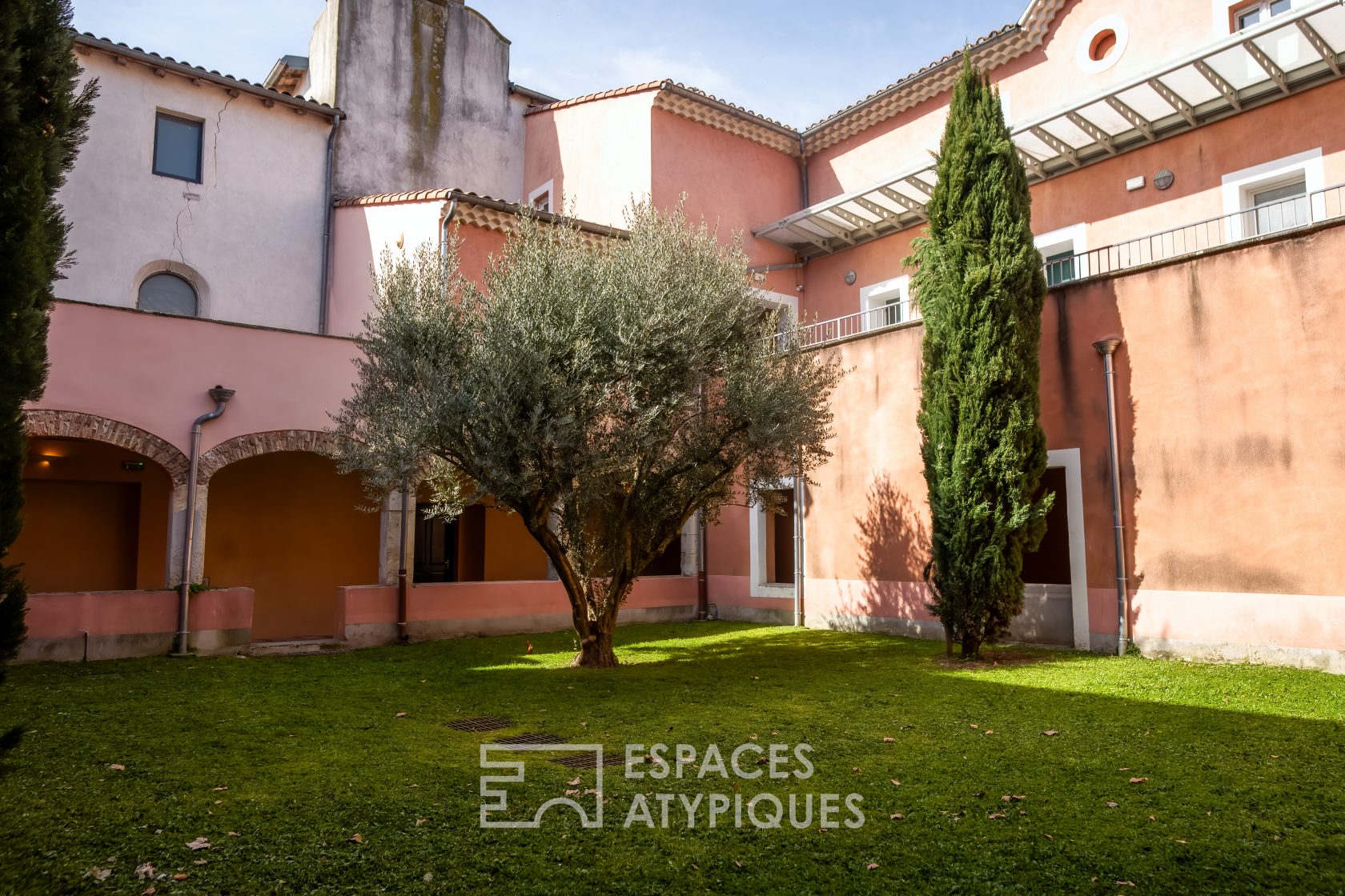 Flat with terrace and winter garden above the roofs of Montelimar