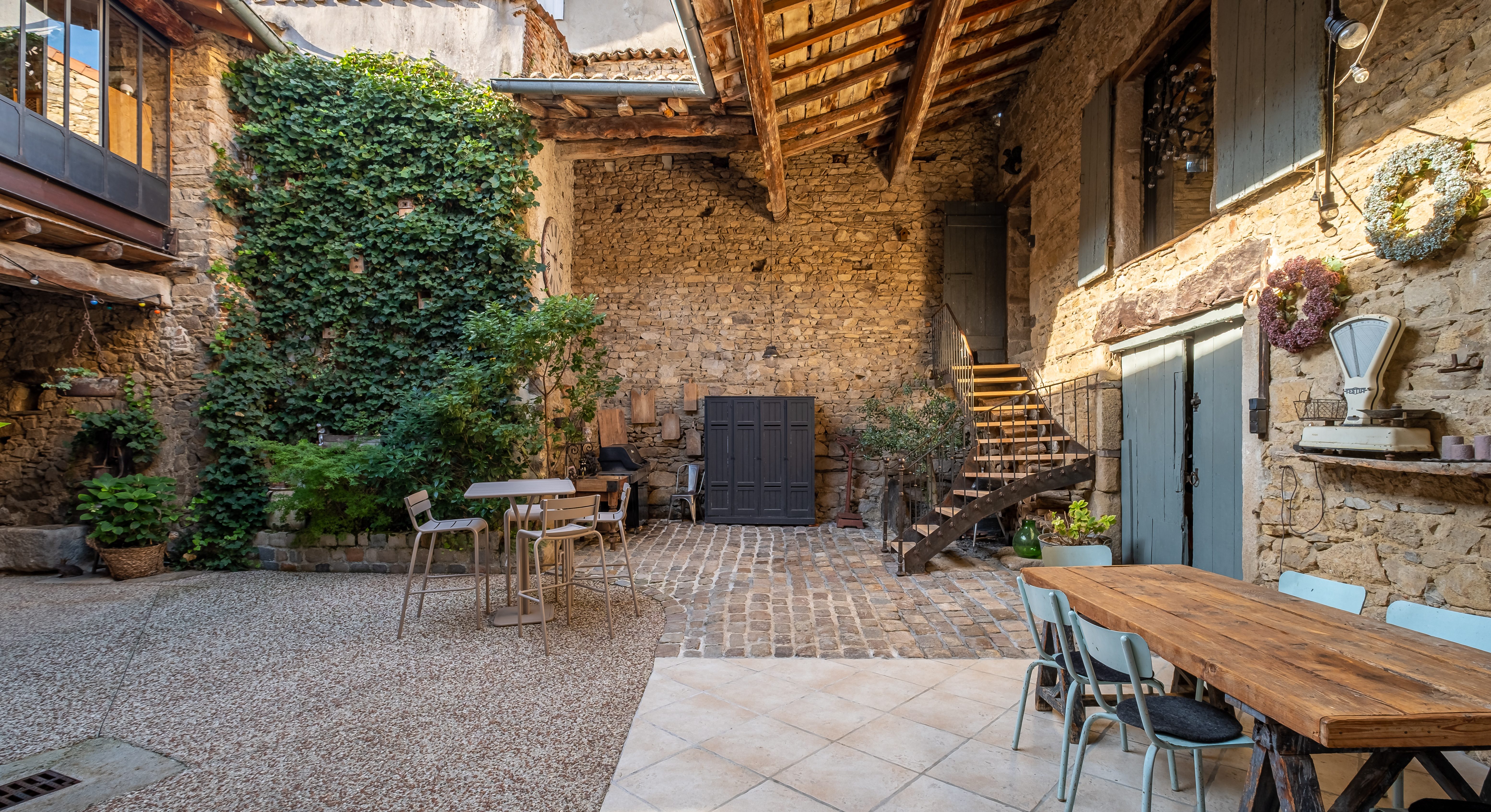 Insolite : un ancien corps de ferme Mornantais transformé en une habitation familiale et confortable