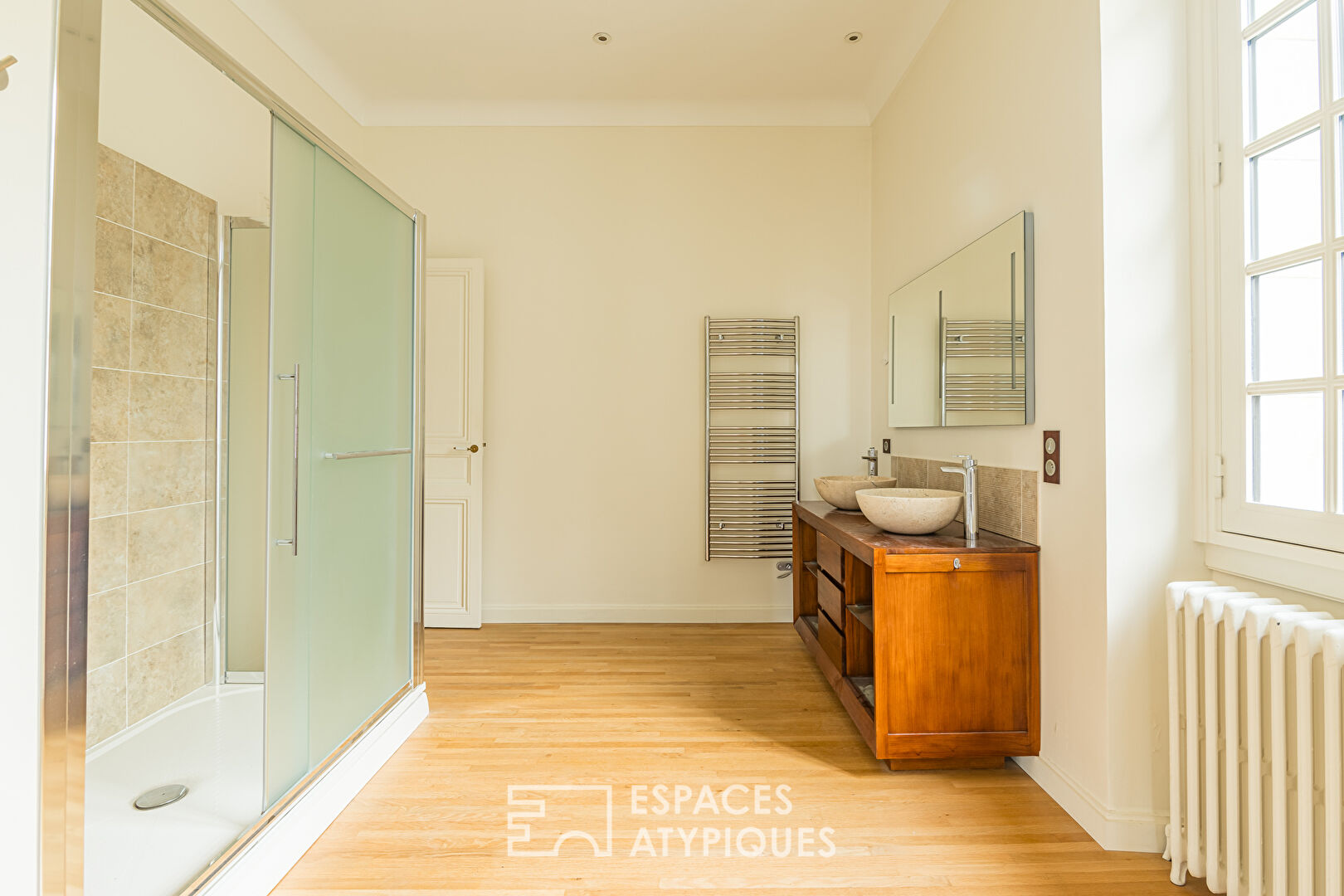 Magnificent charterhouse in the heart of a park with swimming pool