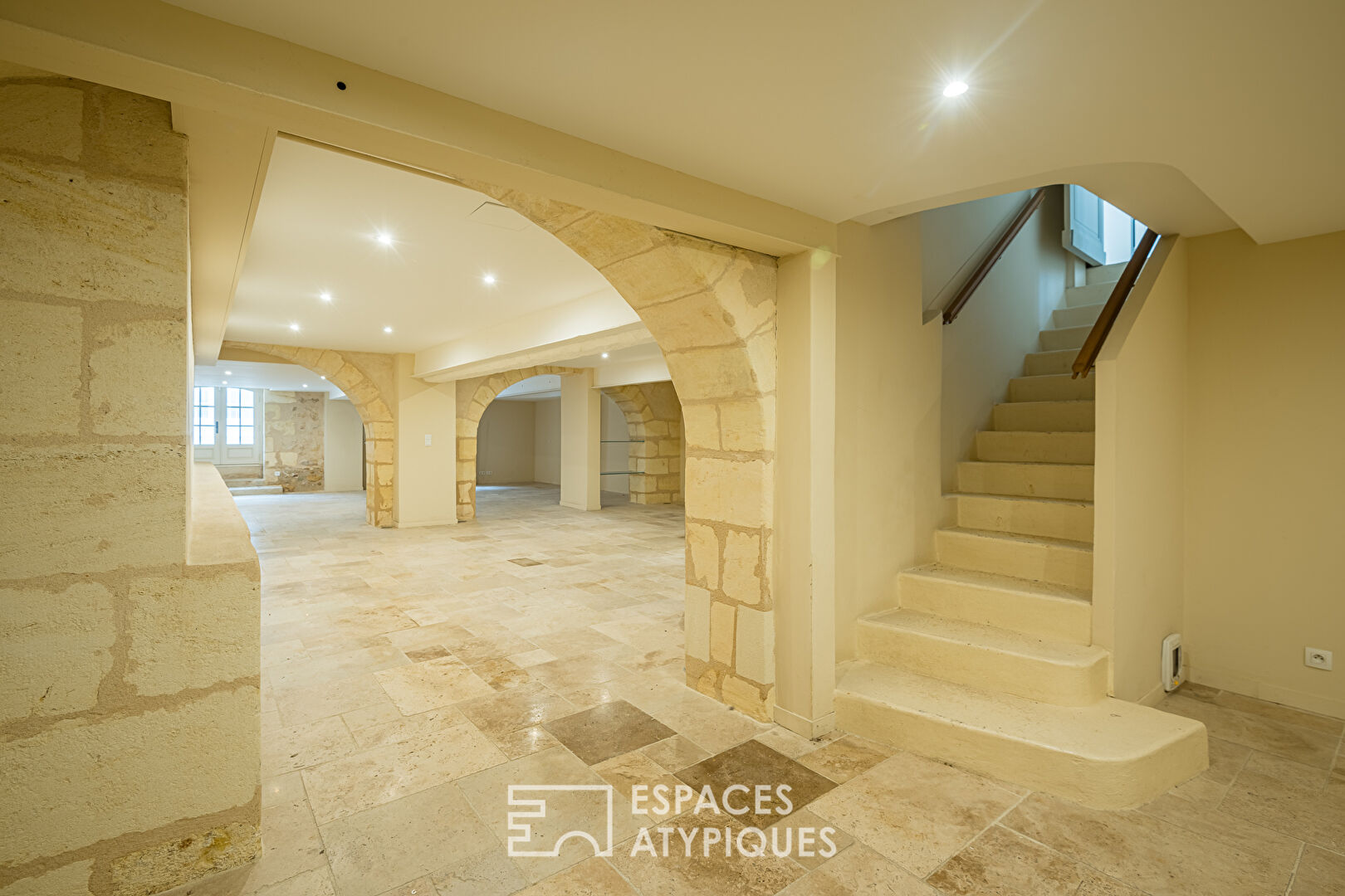 Magnificent charterhouse in the heart of a park with swimming pool