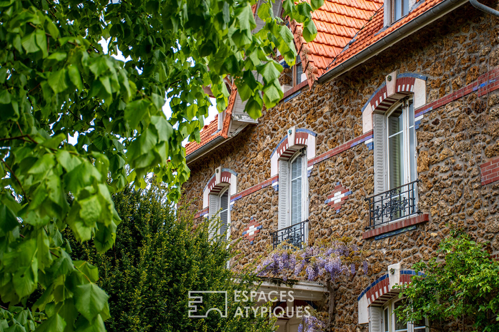 Elégante maison bourgeoise dans son écrin de verdure