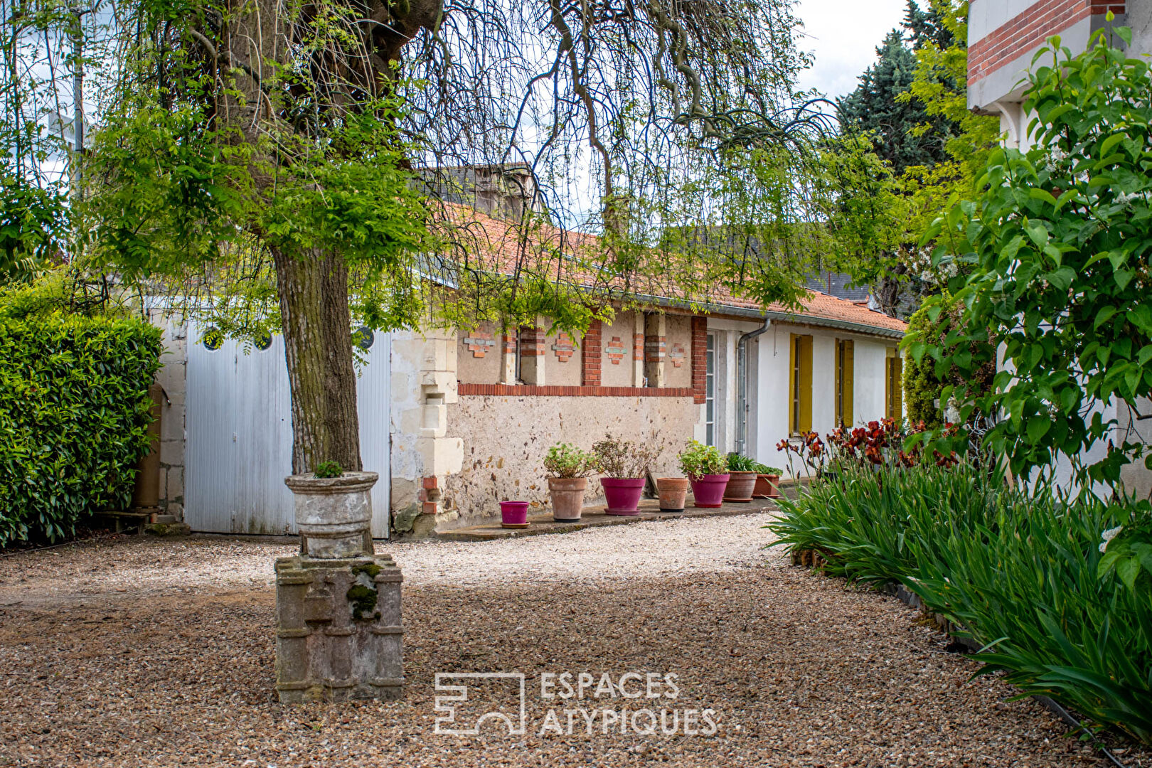 Elegant bourgeois house in its green setting