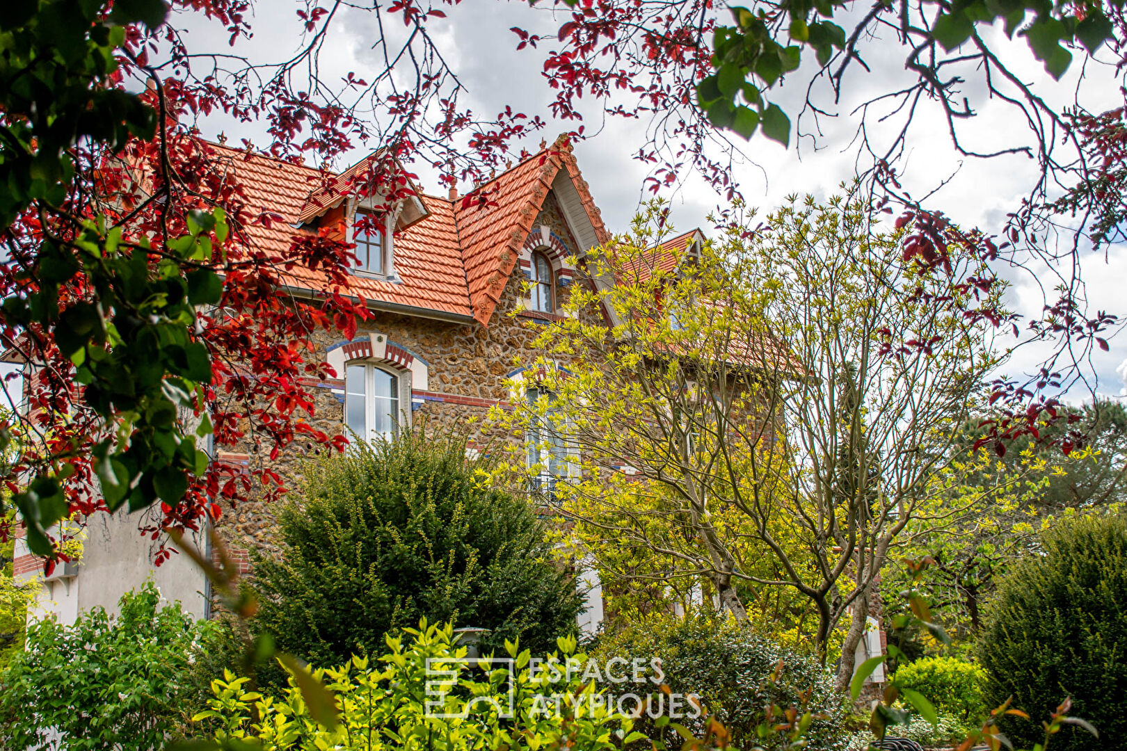 Elegant bourgeois house in its green setting