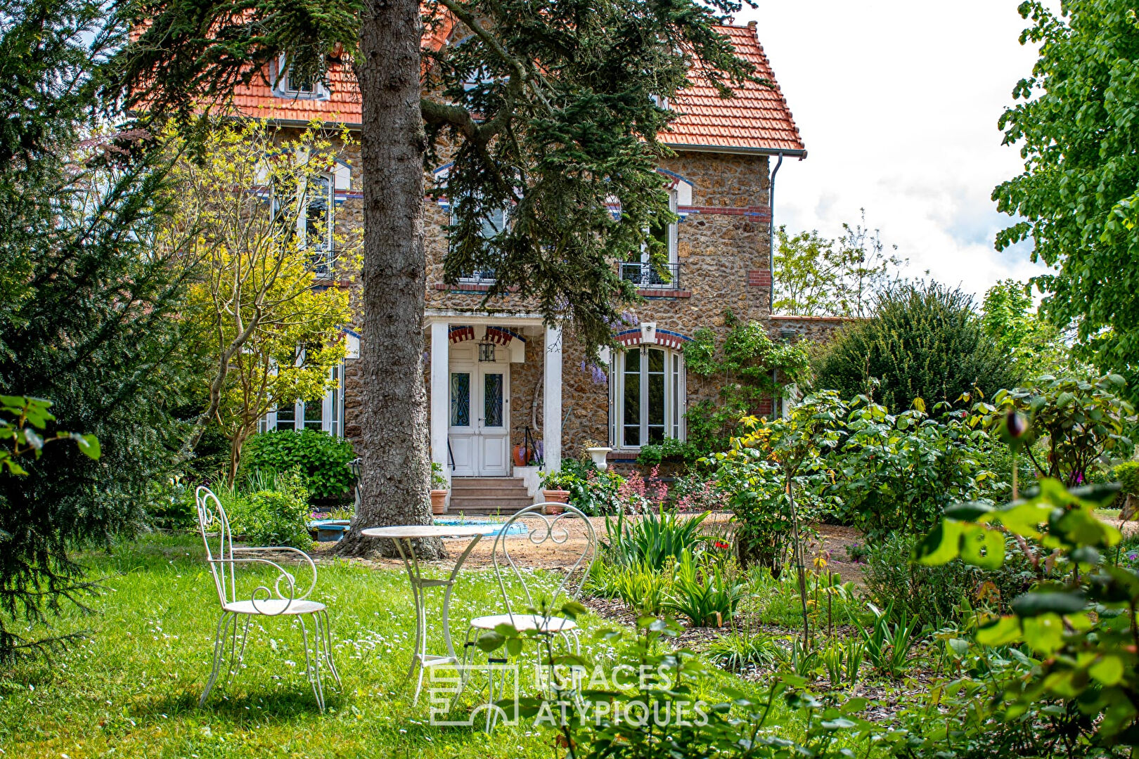 Elegant bourgeois house in its green setting