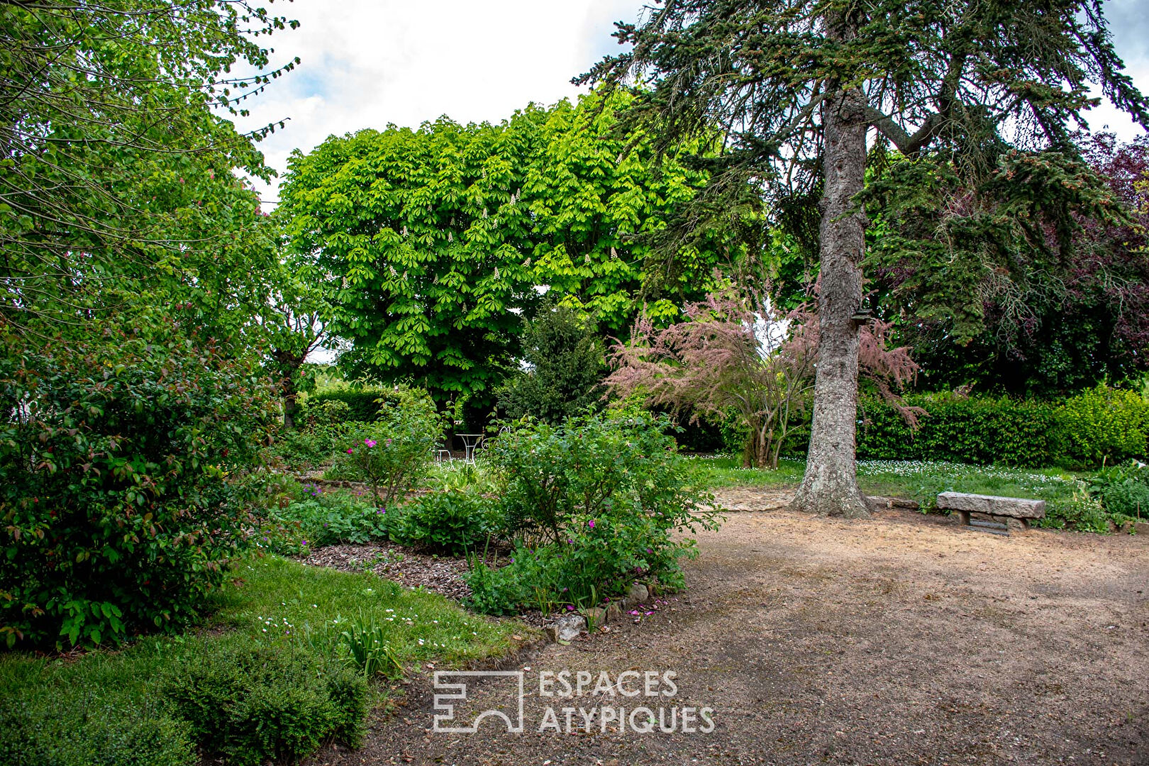 Elegant bourgeois house in its green setting