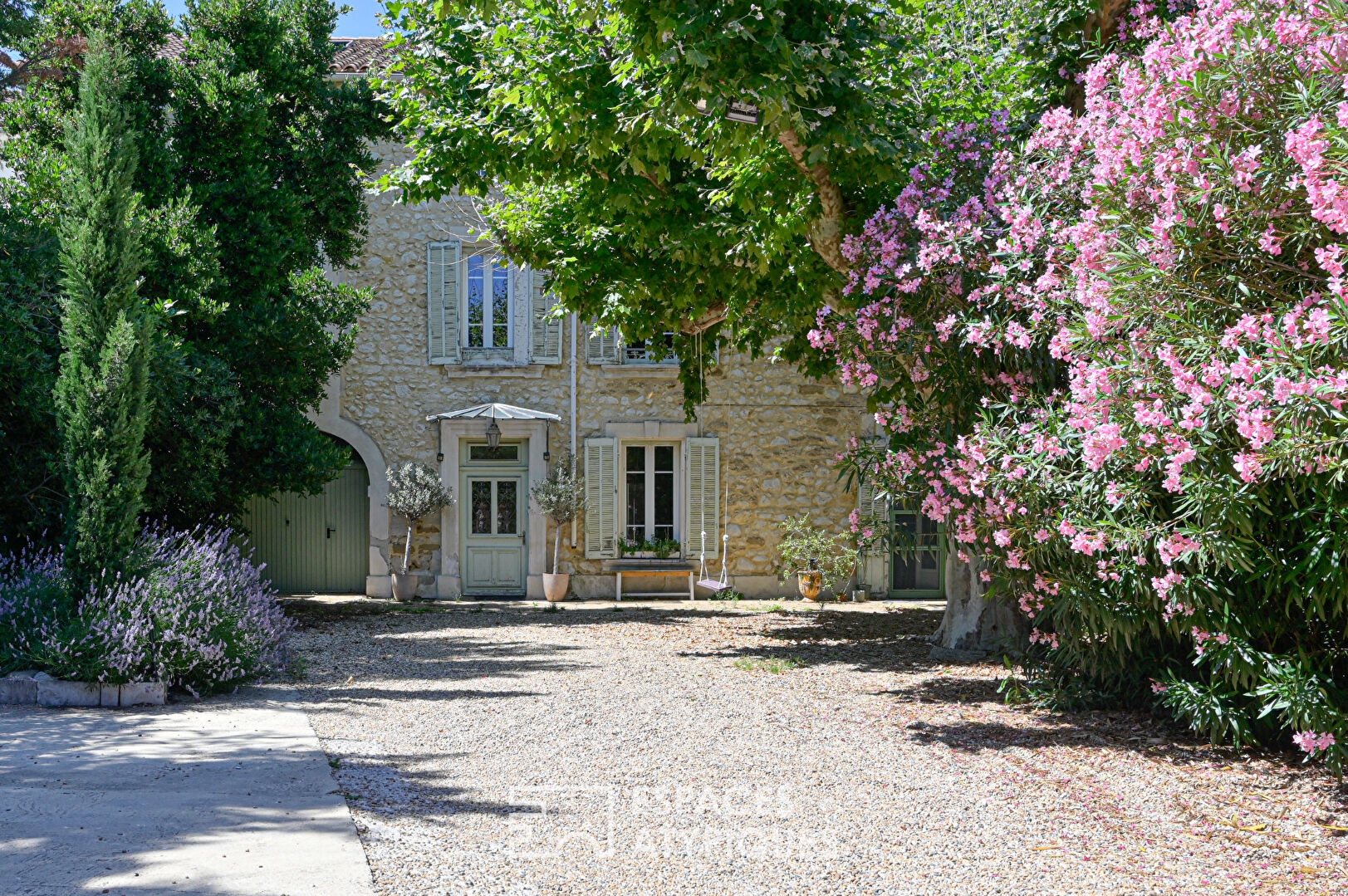 Mansion and its hidden garden in the heart of Vedène