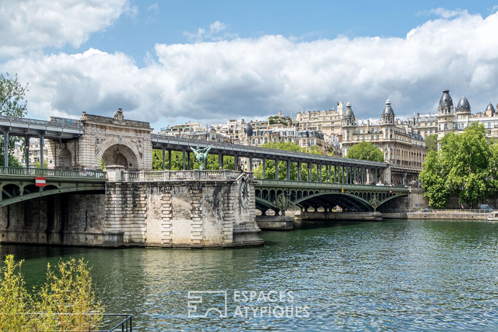 Péniche vue Tour Eiffel, sur les quais de seine au pont de Bir Hakeim