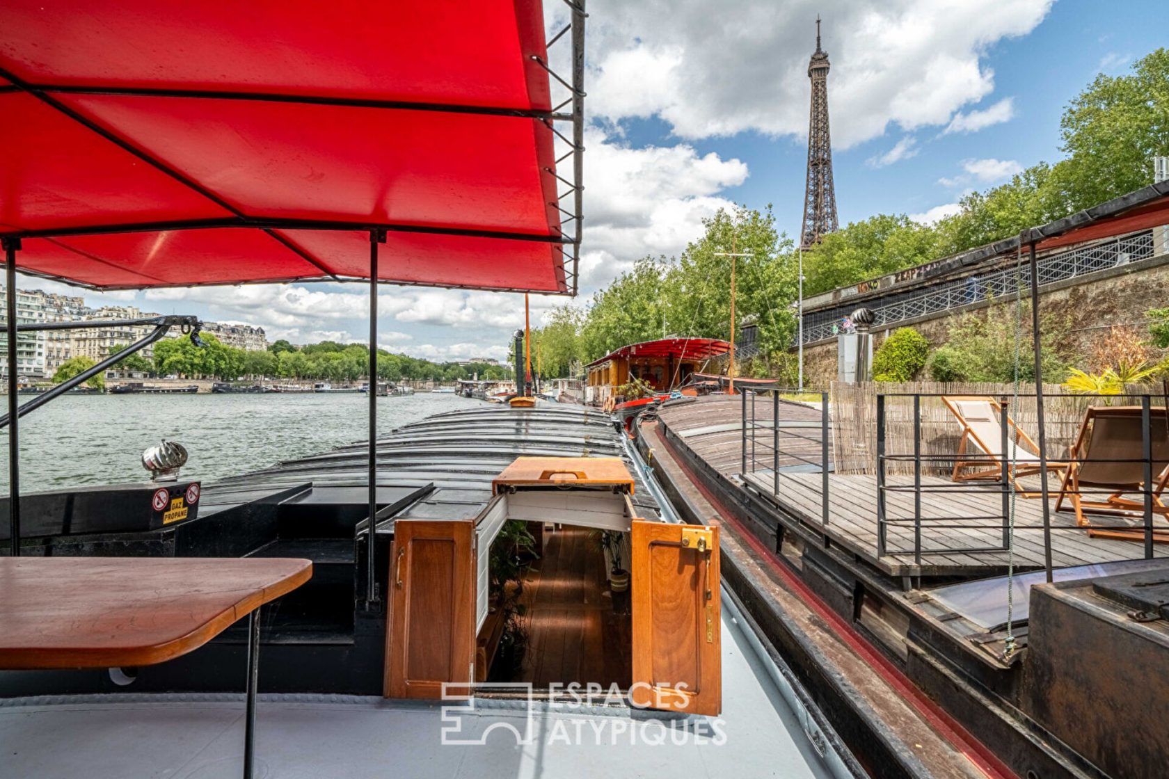 Péniche vue Tour Eiffel, sur les quais de seine au pont de Bir Hakeim
