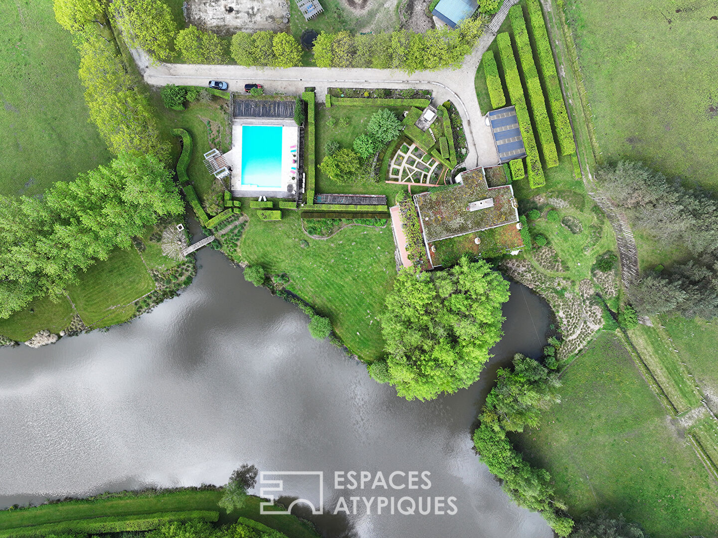 Architect-designed property in the heart of a park with pond and swimming pool