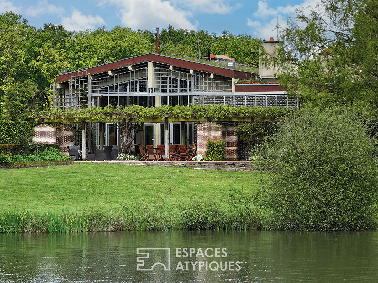 Architect-designed property in the heart of a park with pond and swimming pool
