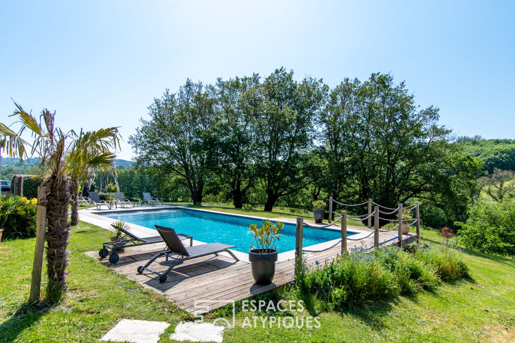 Authentique propriété en pierre avec piscine face à la nature