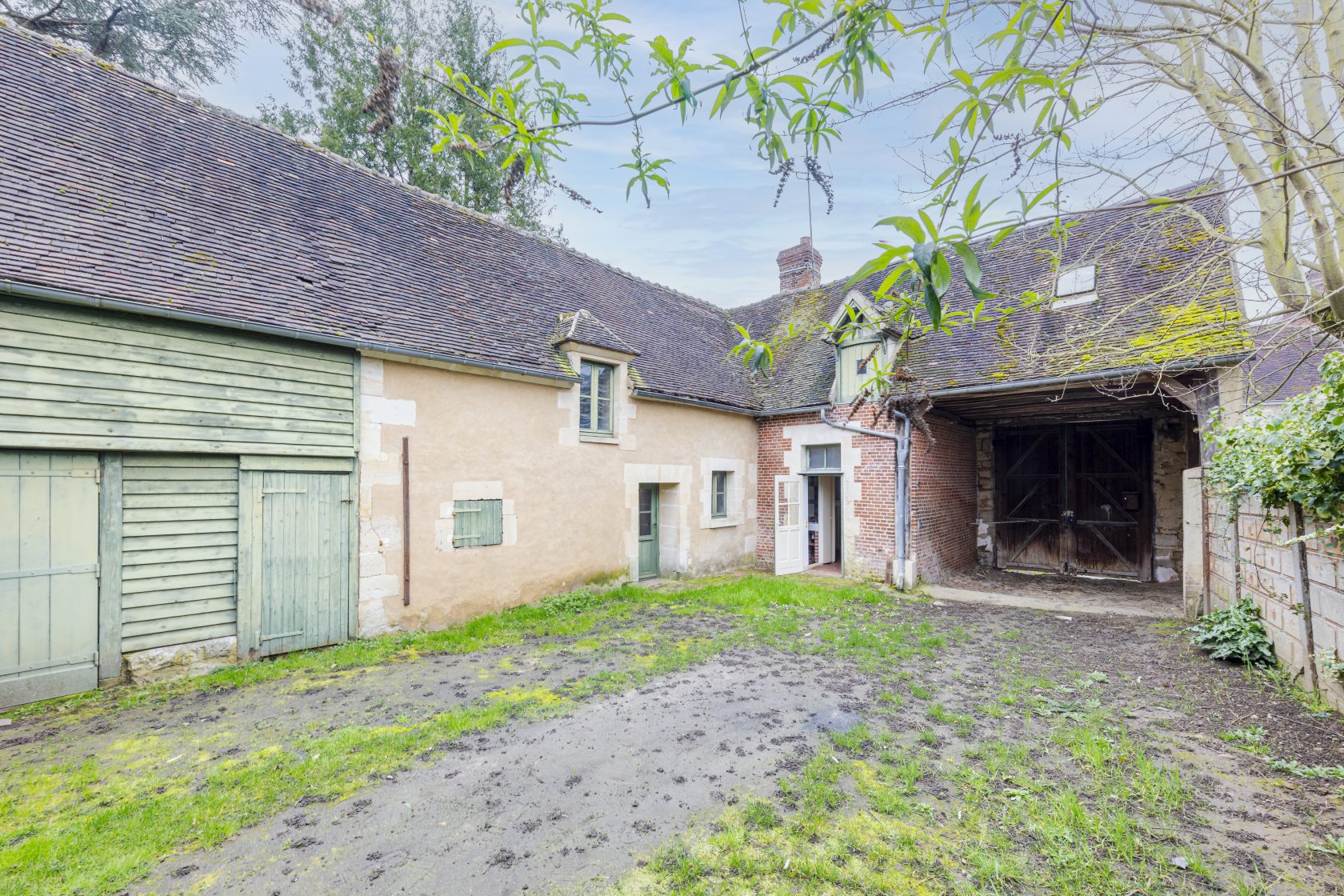 Mansion with its wash house and outbuildings near Noailles