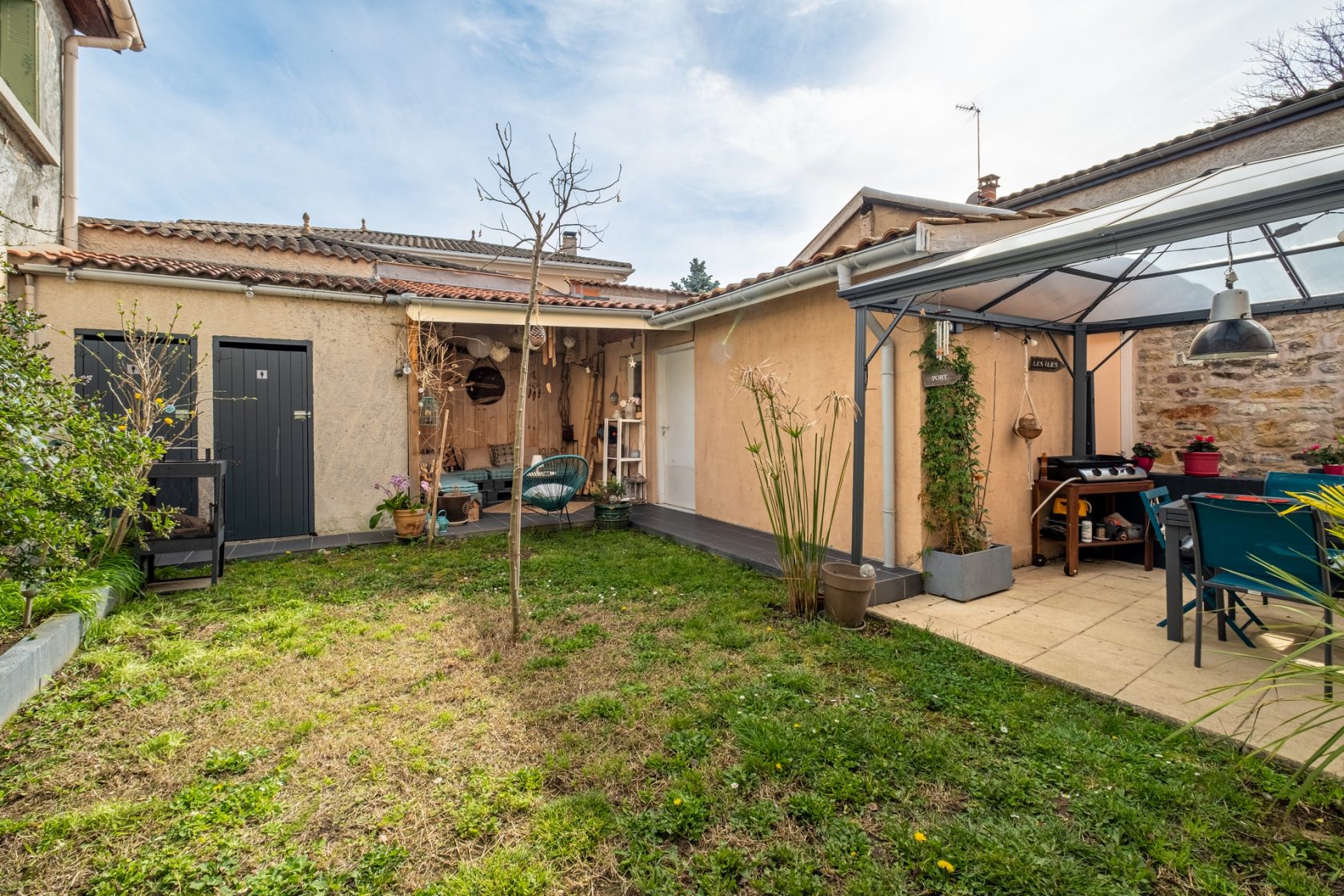 Townhouse with bucolic garden