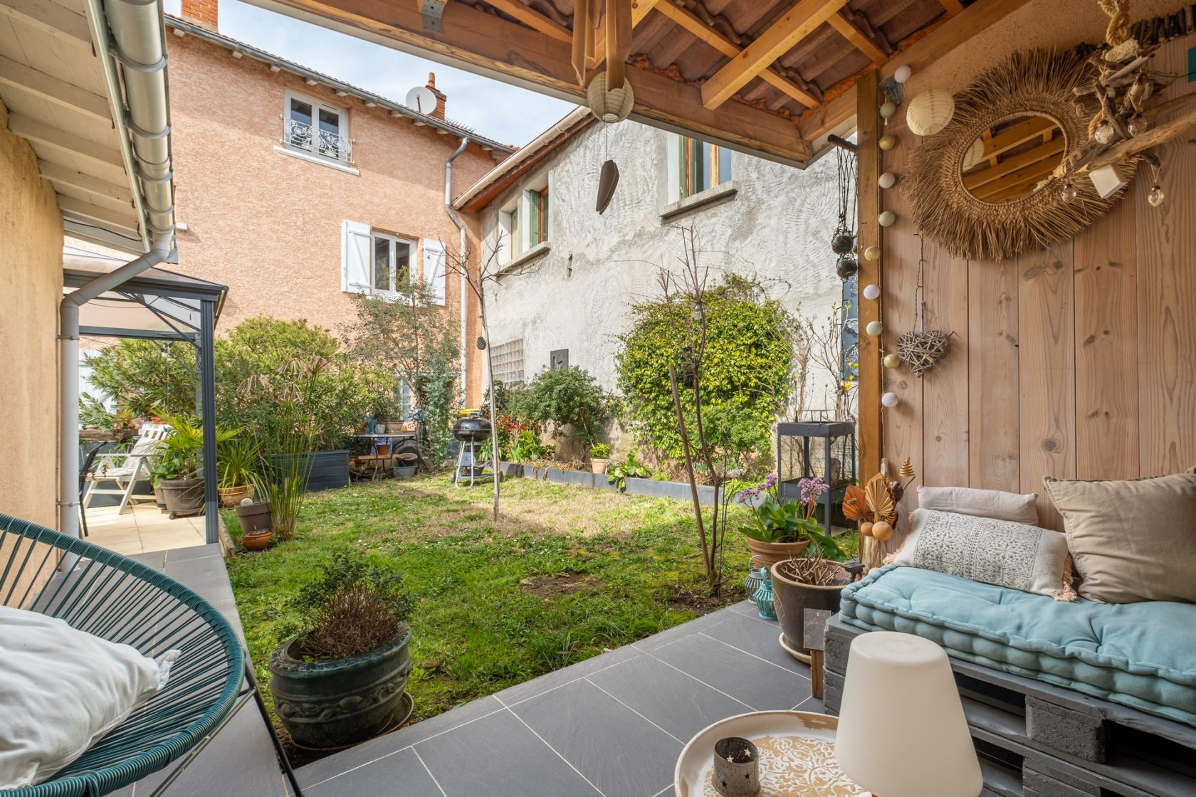 Townhouse with bucolic garden