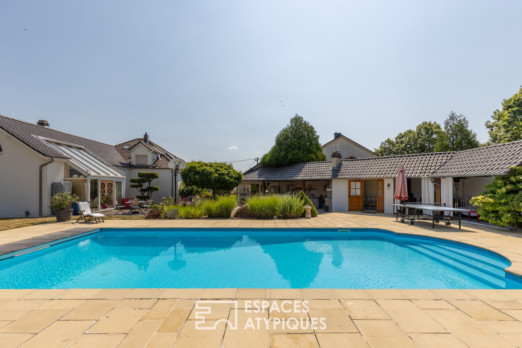 Family home with swimming pool and outbuilding