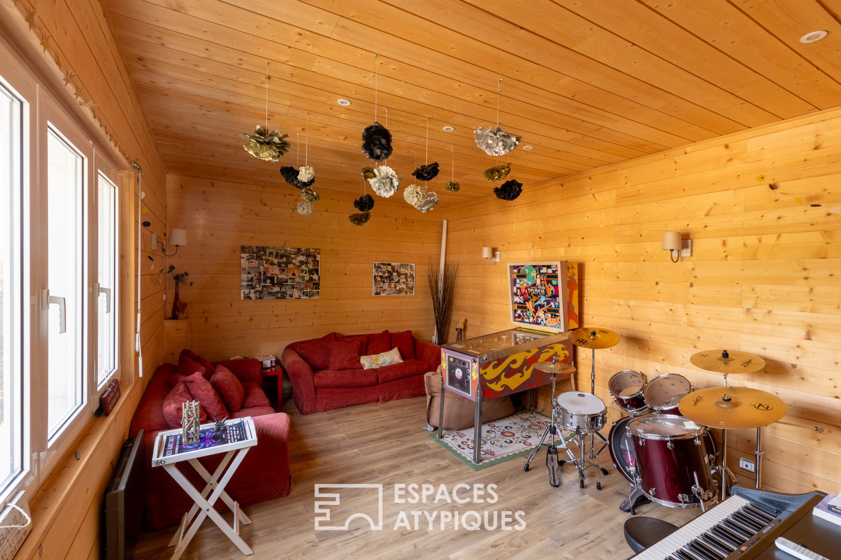 Family home with swimming pool and outbuilding