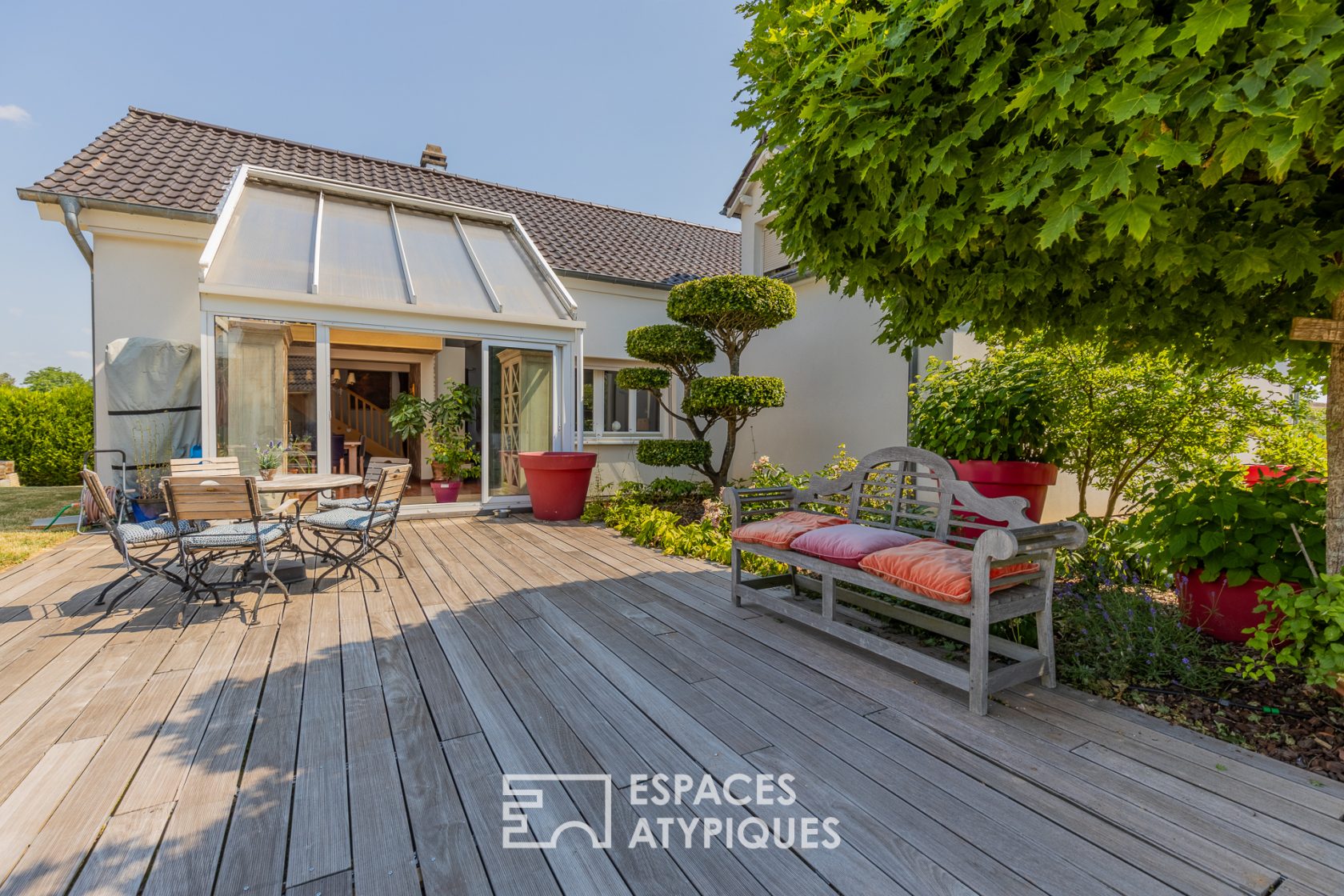 Family home with swimming pool and outbuilding