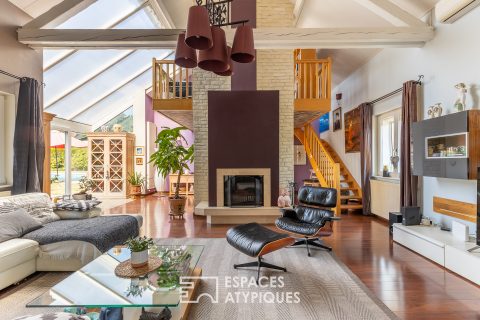 Family home with swimming pool and outbuilding
