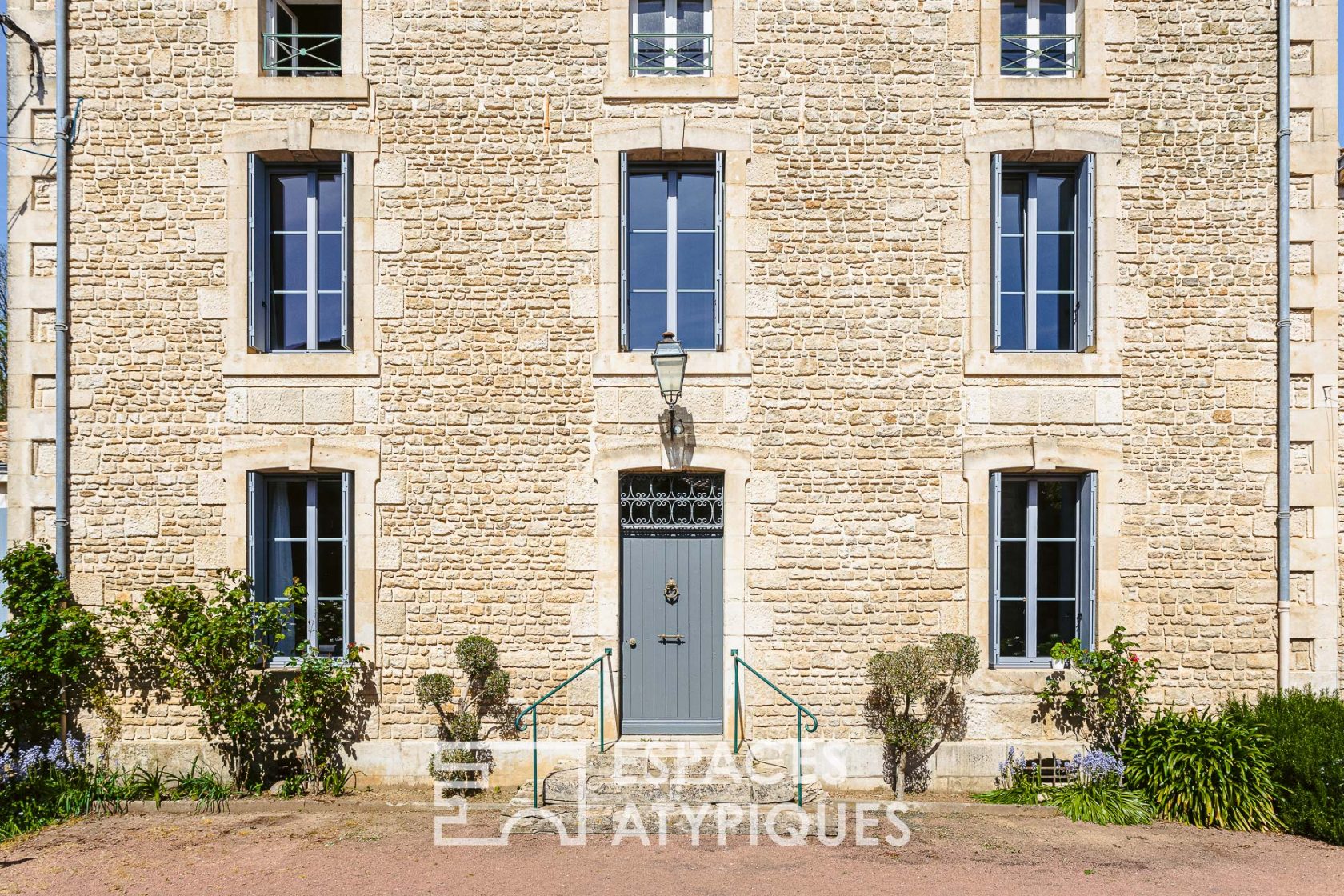 Magnificent residence and its island of greenery on the banks of the Sèvre