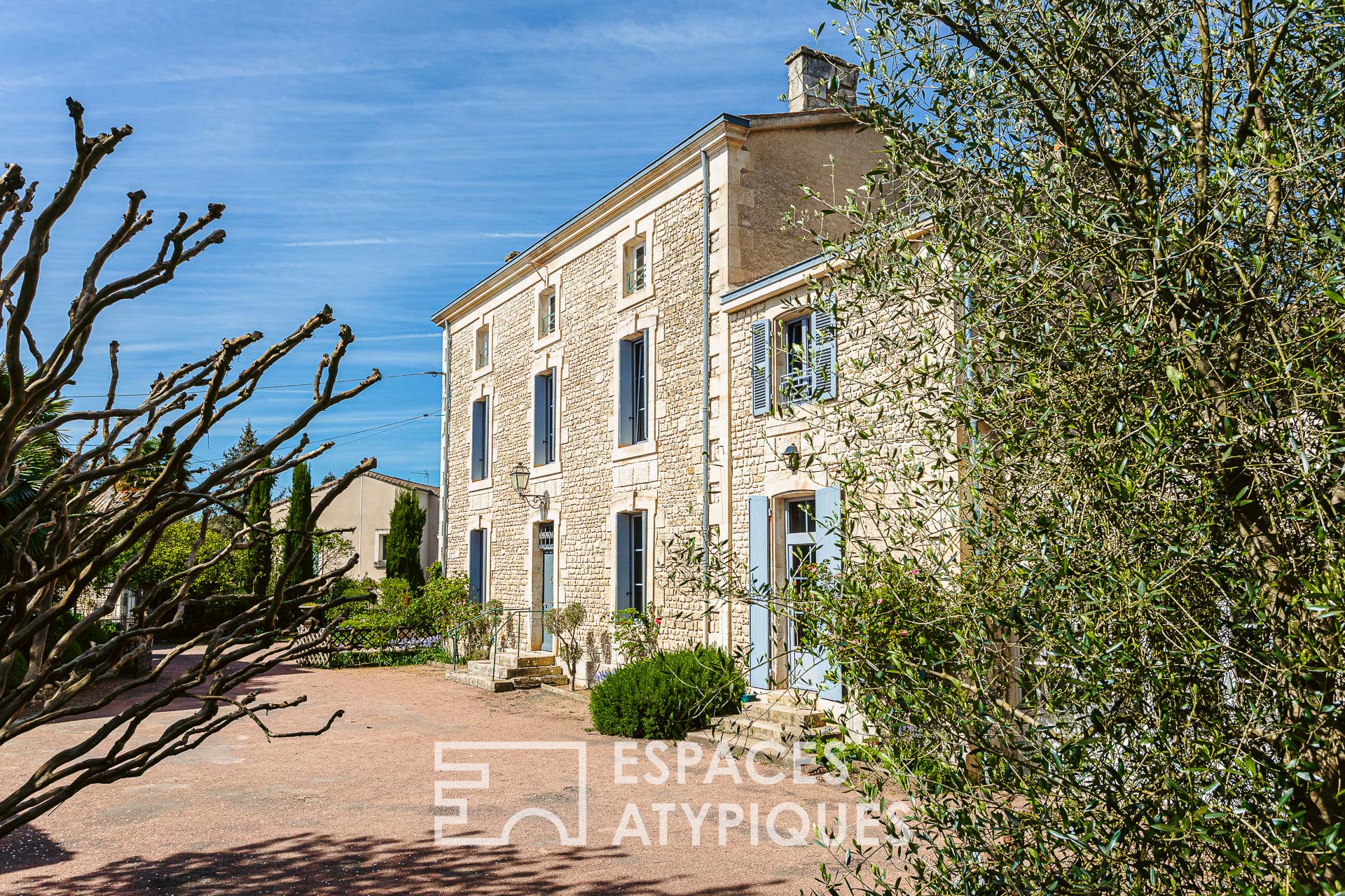 Magnificent residence and its island of greenery on the banks of the Sèvre