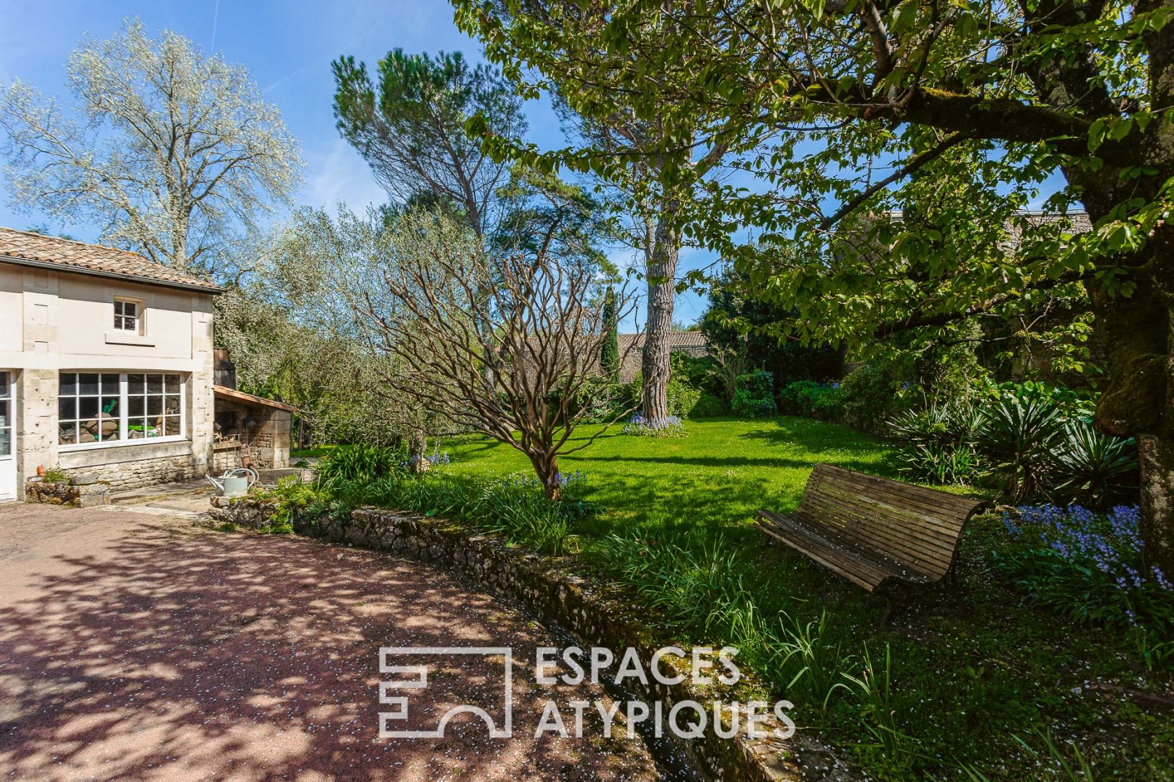 Magnificent residence and its island of greenery on the banks of the Sèvre