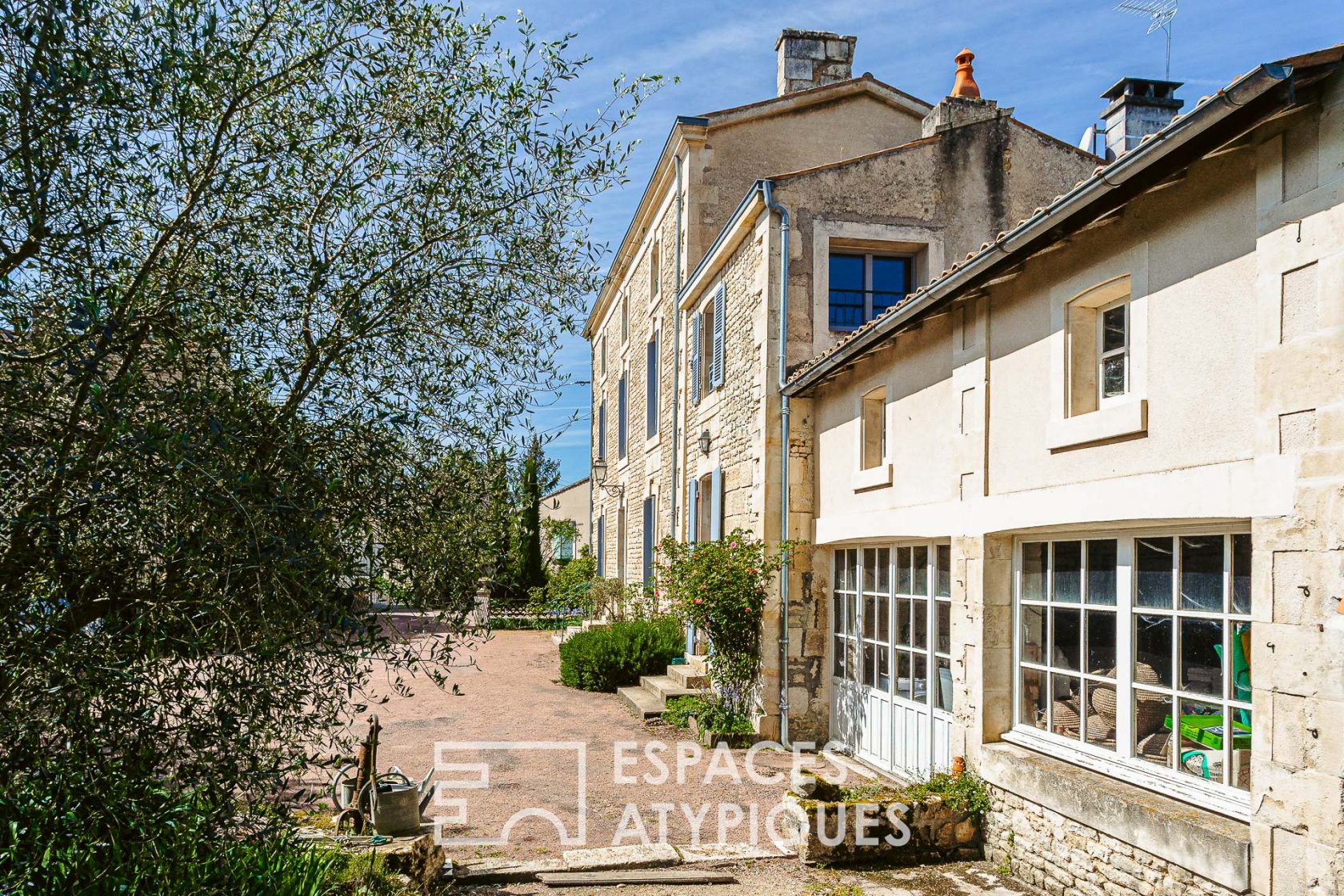 Magnificent residence and its island of greenery on the banks of the Sèvre