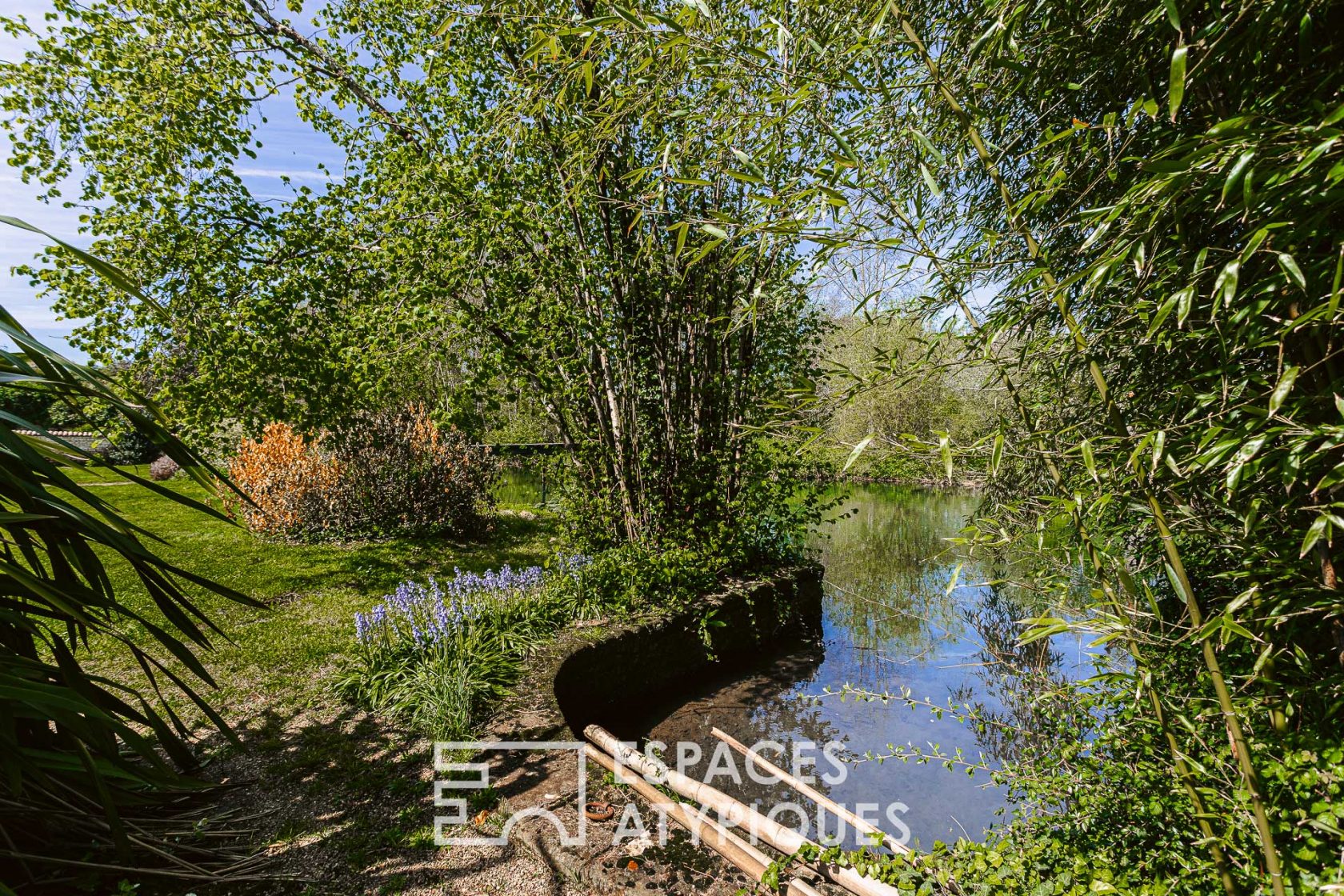 Magnifique demeure et son îlot de verdure au bord de la Sèvre