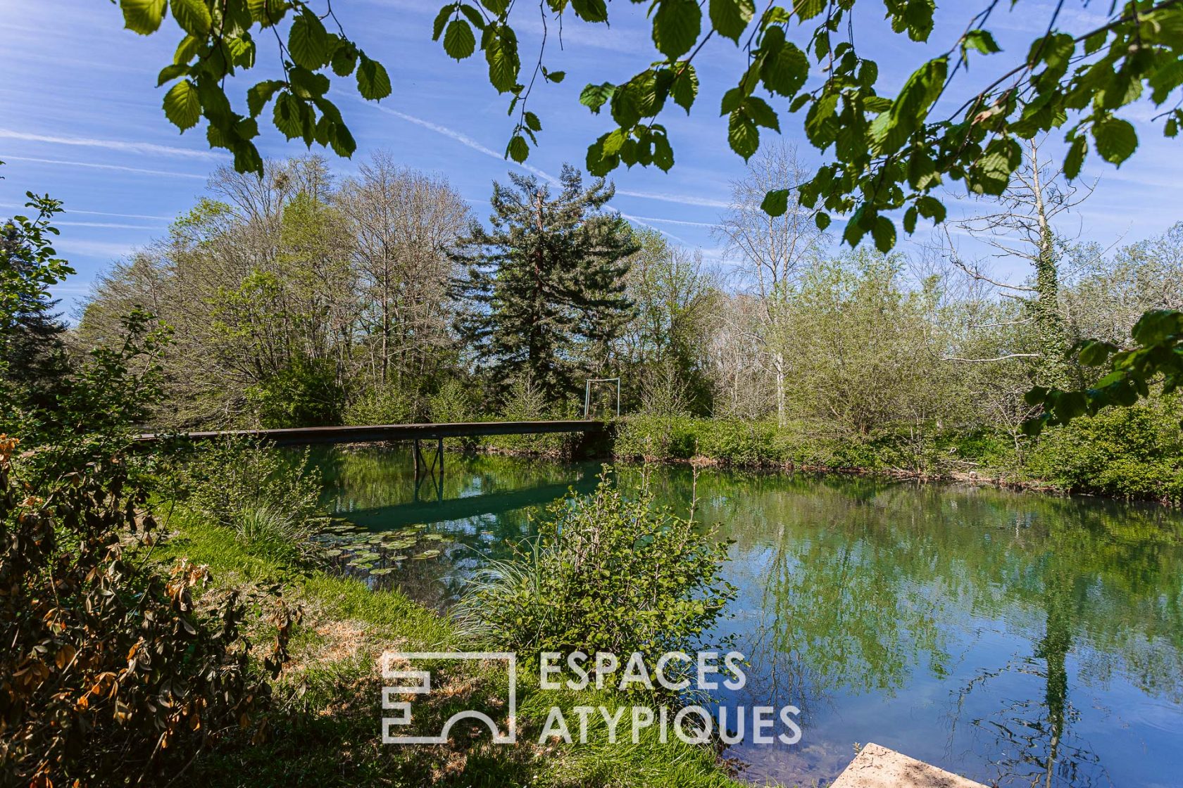 Magnificent residence and its island of greenery on the banks of the Sèvre