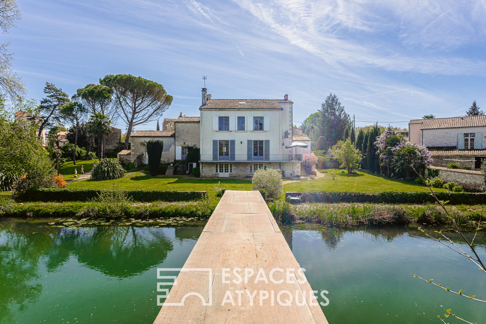 Magnificent residence and its island of greenery on the banks of the Sèvre