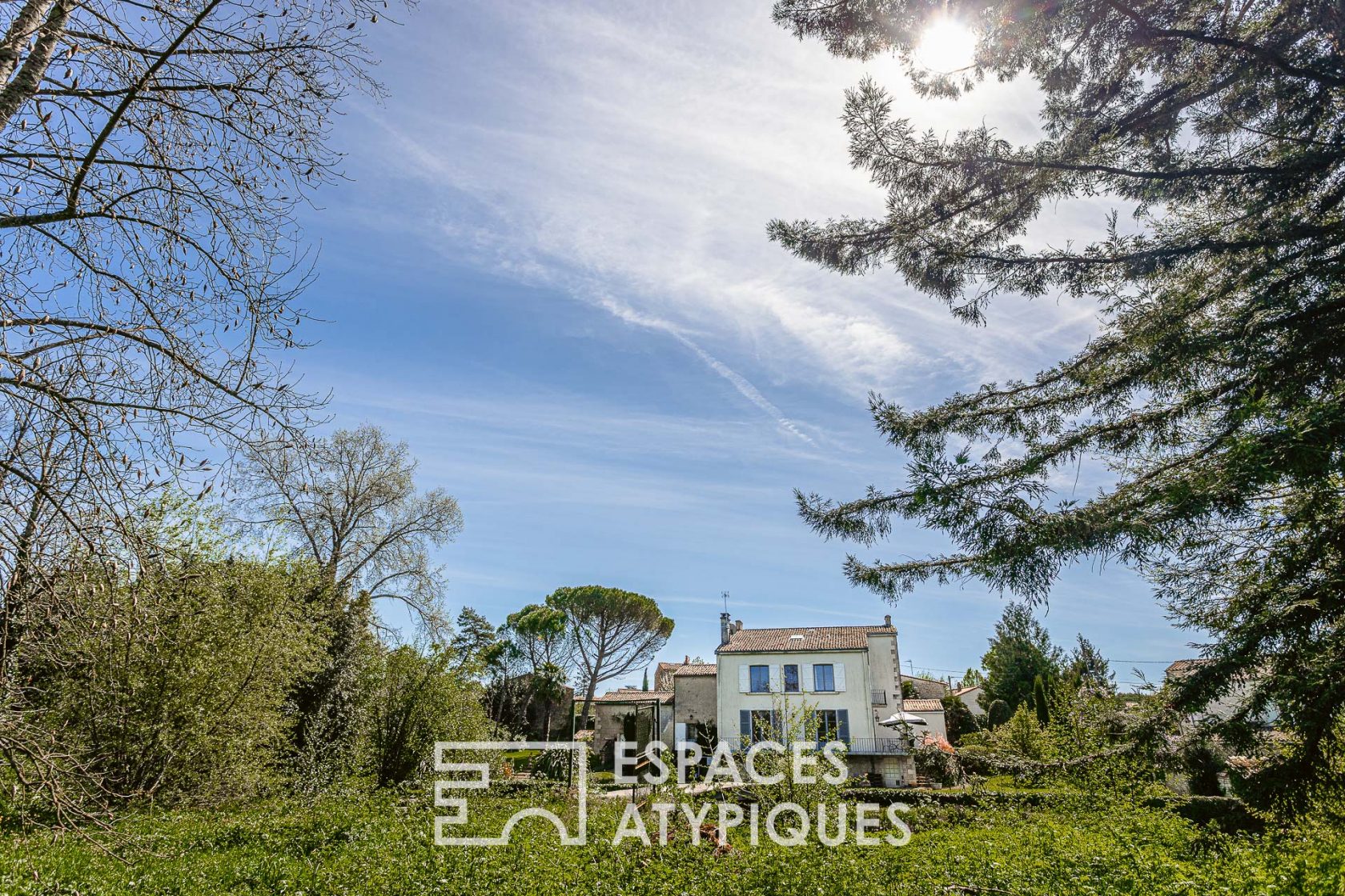 Magnificent residence and its island of greenery on the banks of the Sèvre