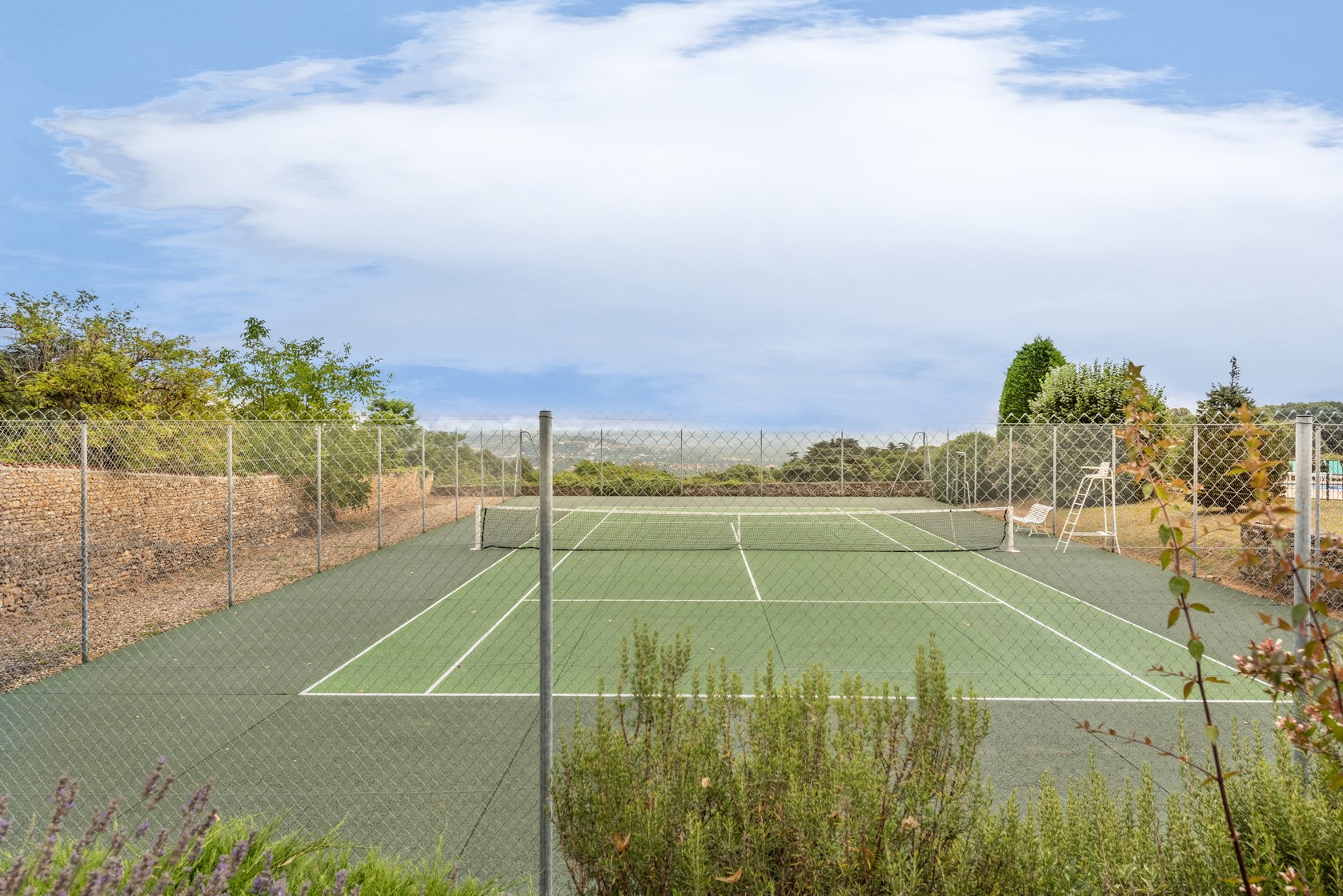 Chapelle au sein d’une belle copropriété avec piscine et tennis