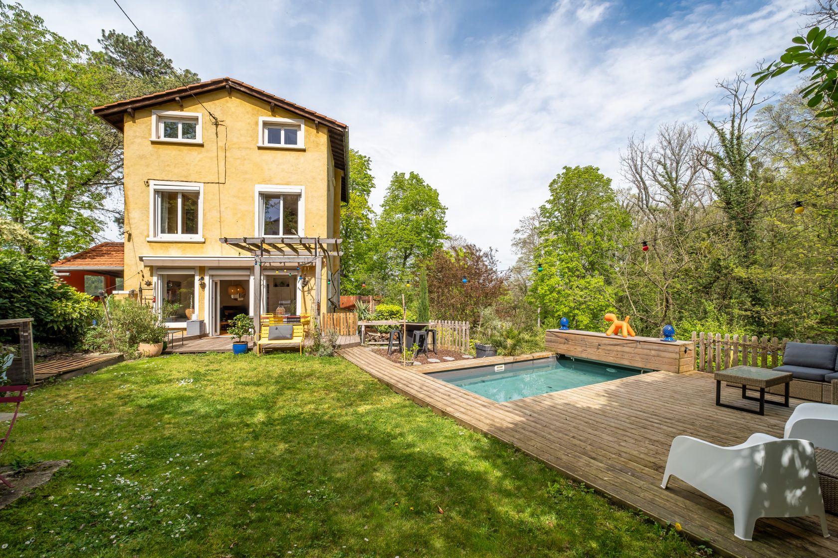 Maison avec piscine dans un écrin de verdure