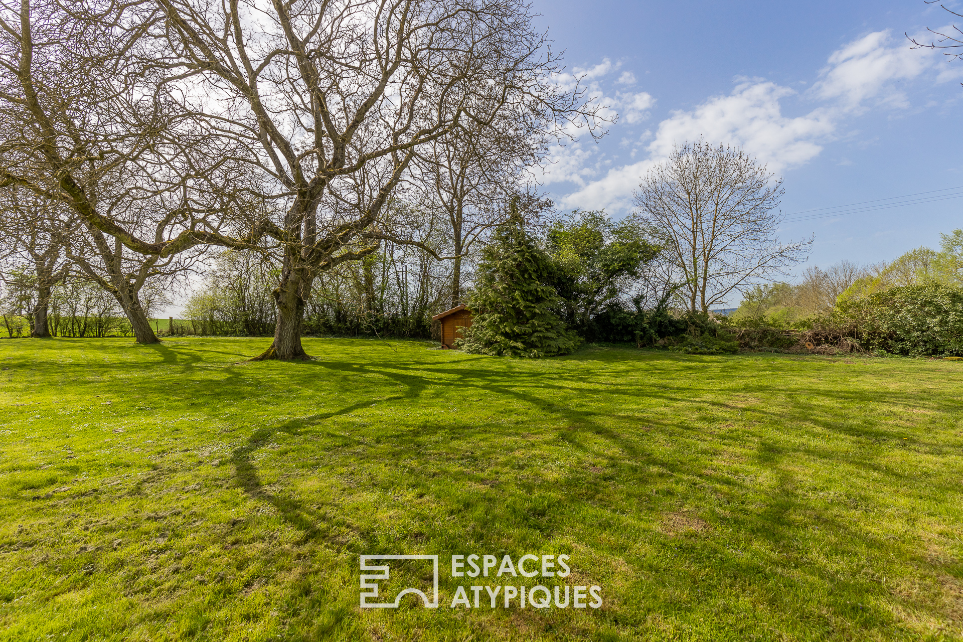 Renovated farmhouse in a green setting