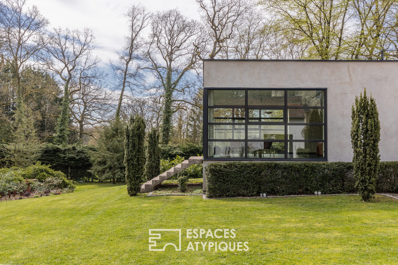 Character house and its contemporary extension in the heart of a wooded park