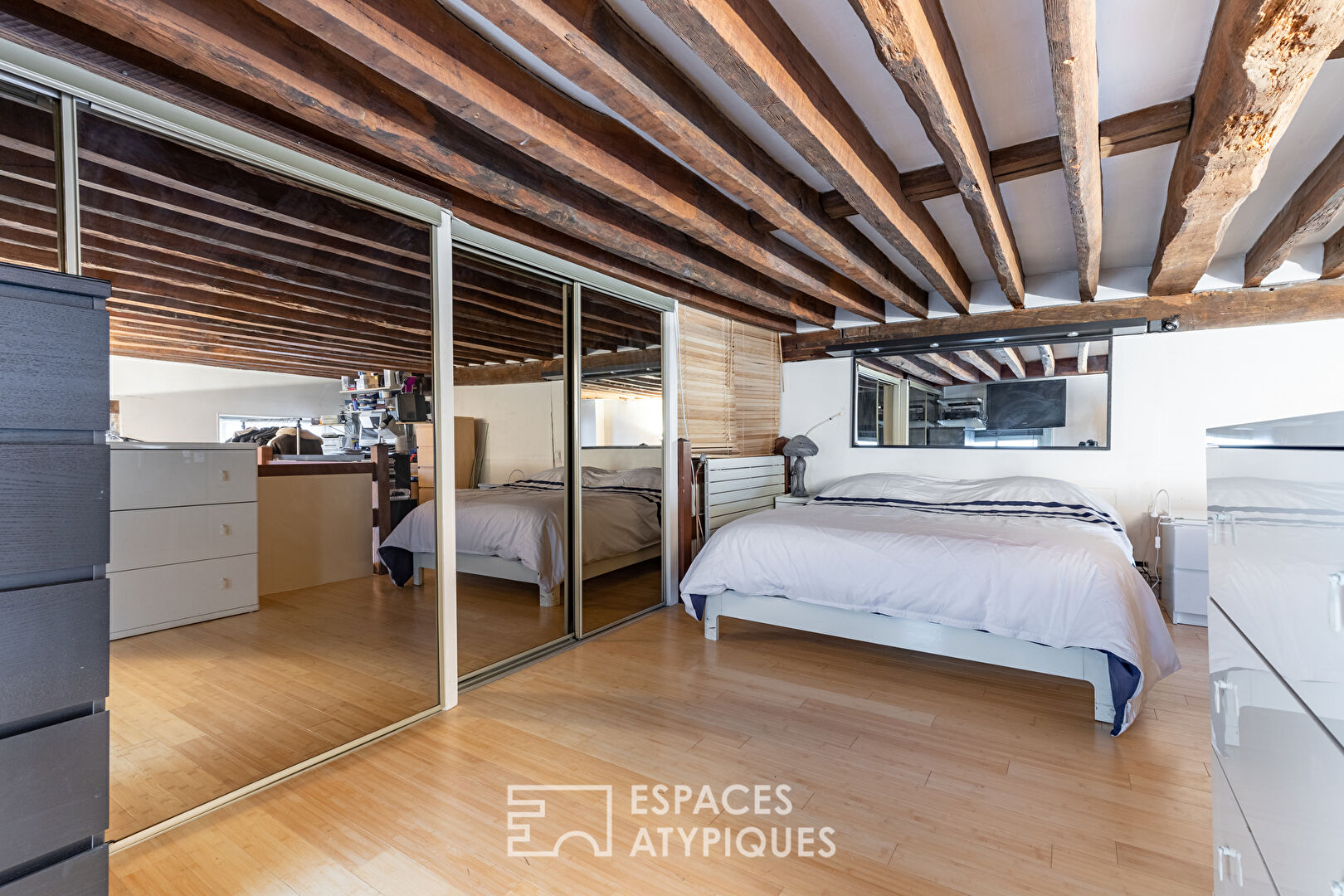 Duplex à réinventer dans un ancien hôtel particulier