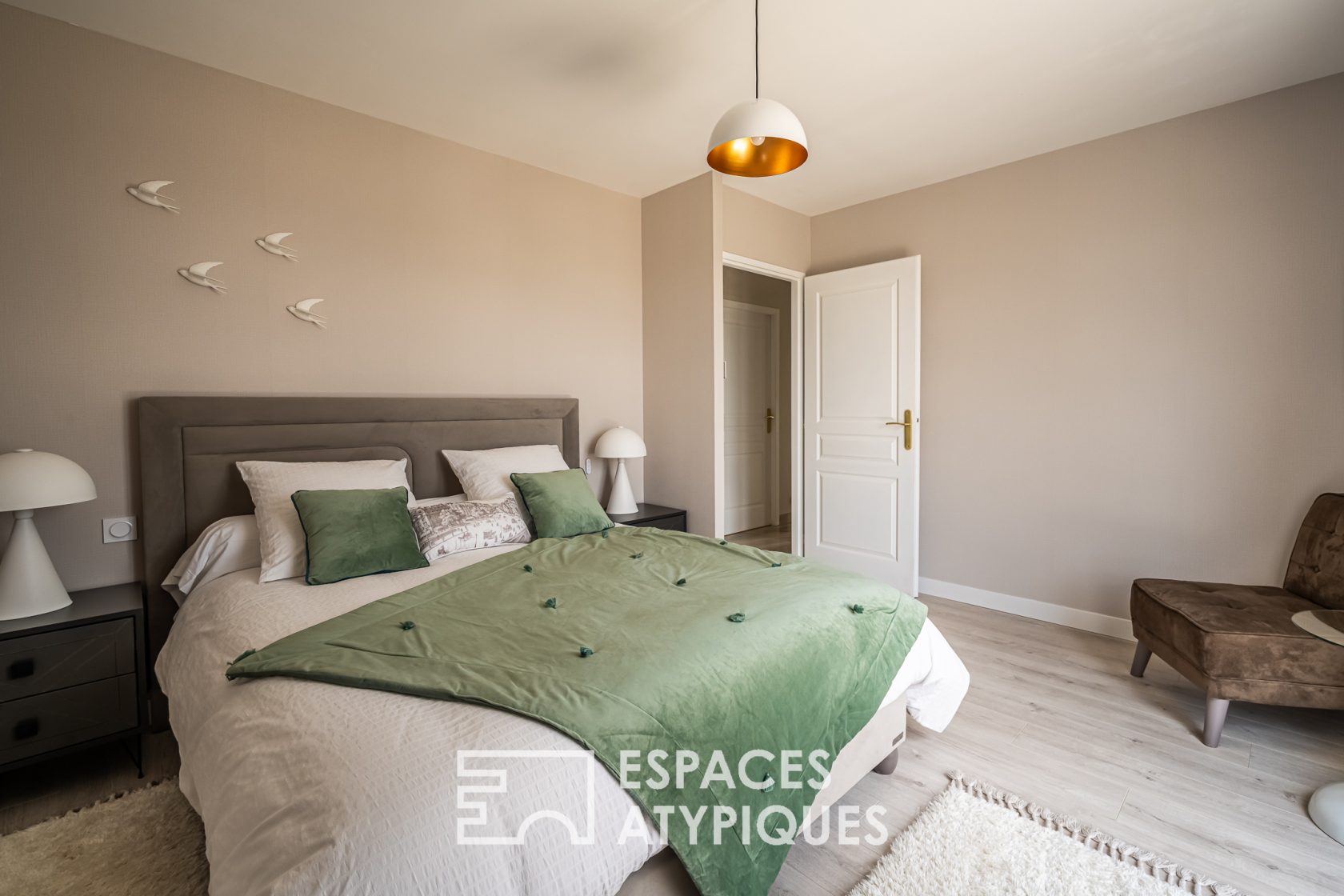 La dominante – Maison 4 faces avec jardin et piscine