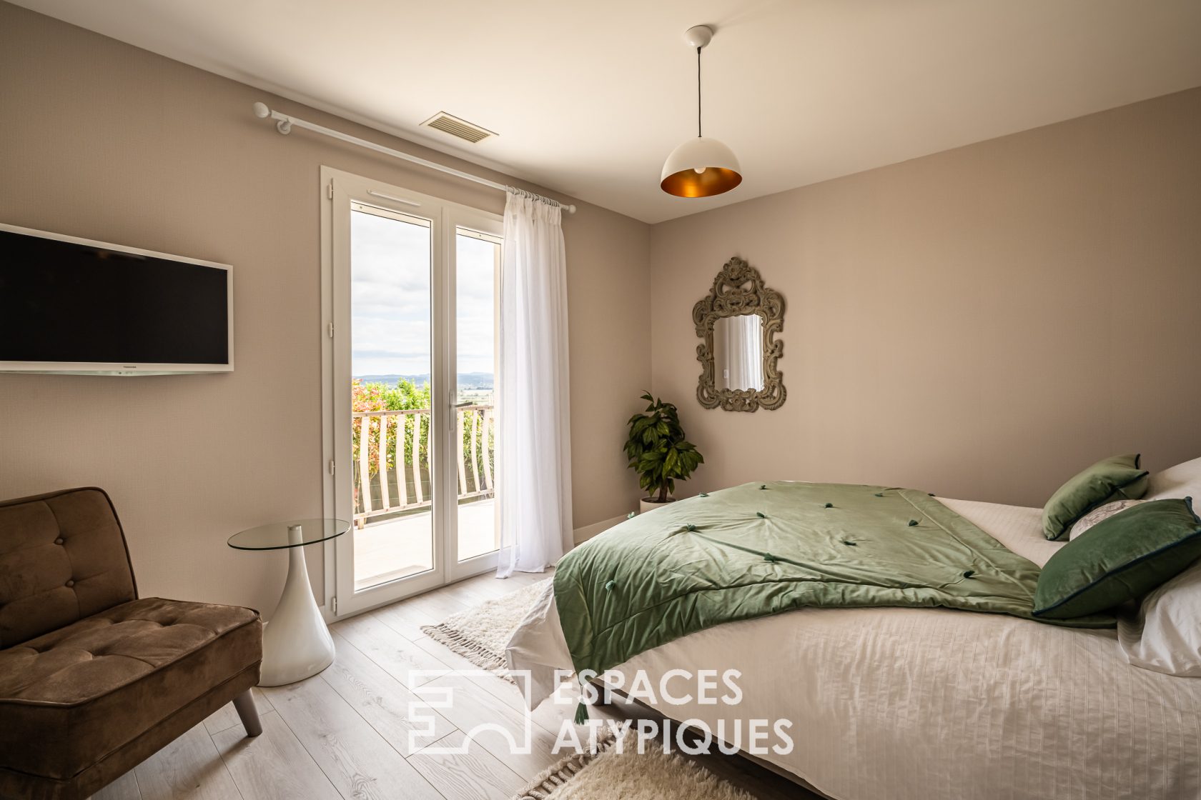 La dominante – Maison 4 faces avec jardin et piscine