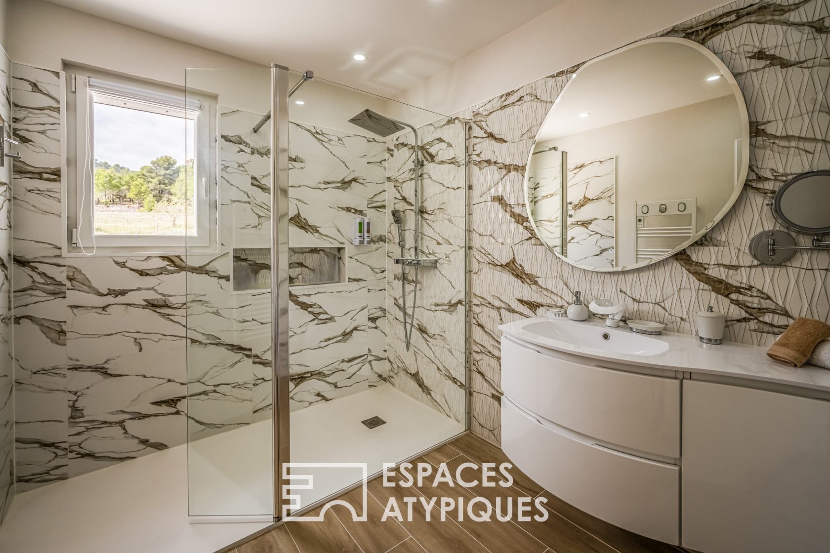 La dominante – Maison 4 faces avec jardin et piscine