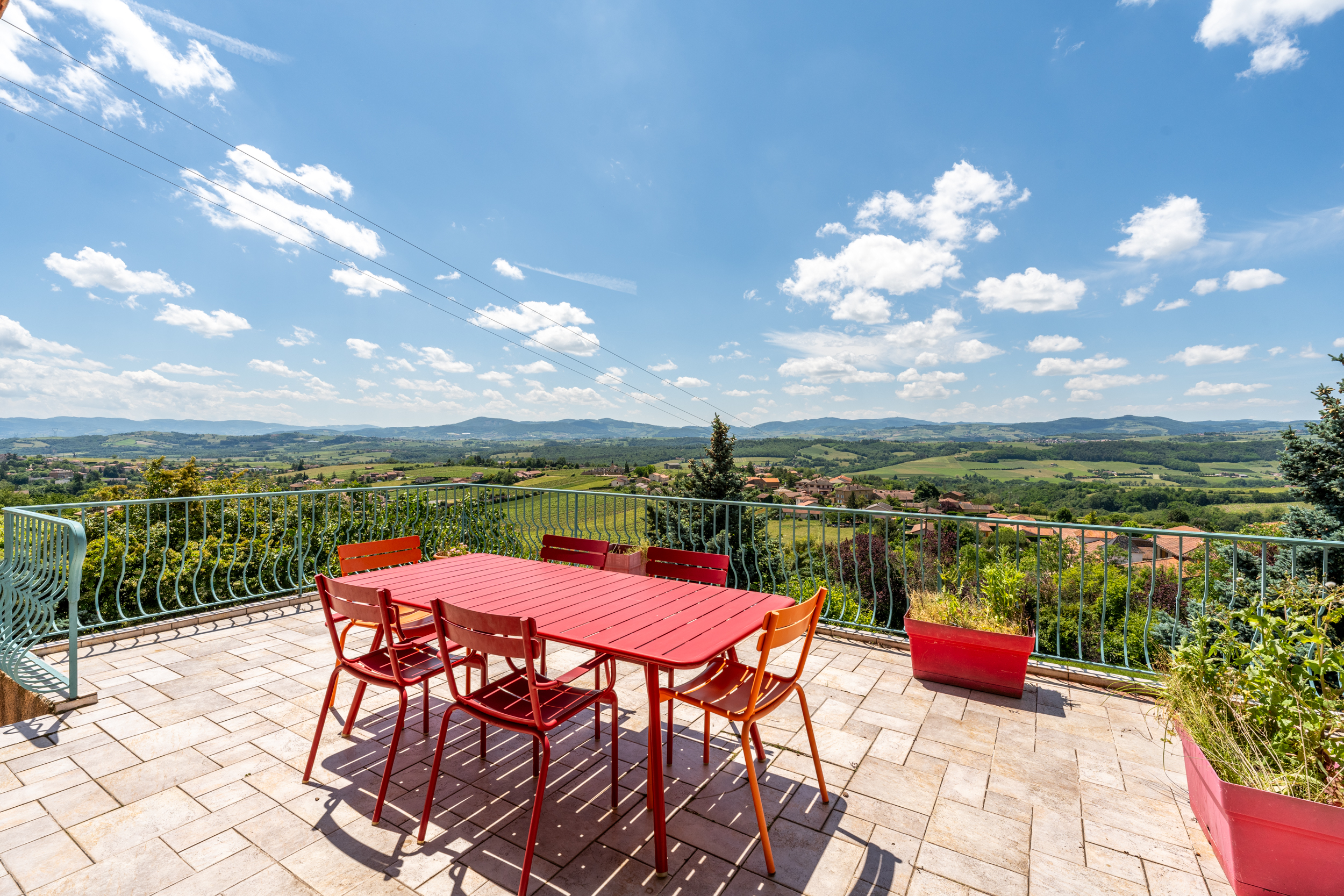 Villa avec gite à la vue exceptionnelle sur les Monts du Beaujolais