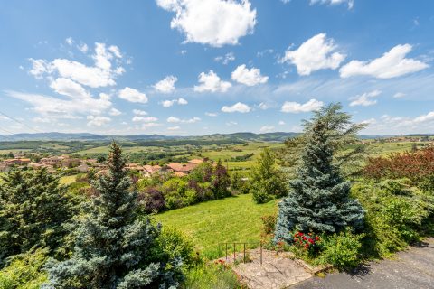 Villa avec gite à la vue exceptionnelle sur les Monts du Beaujolais