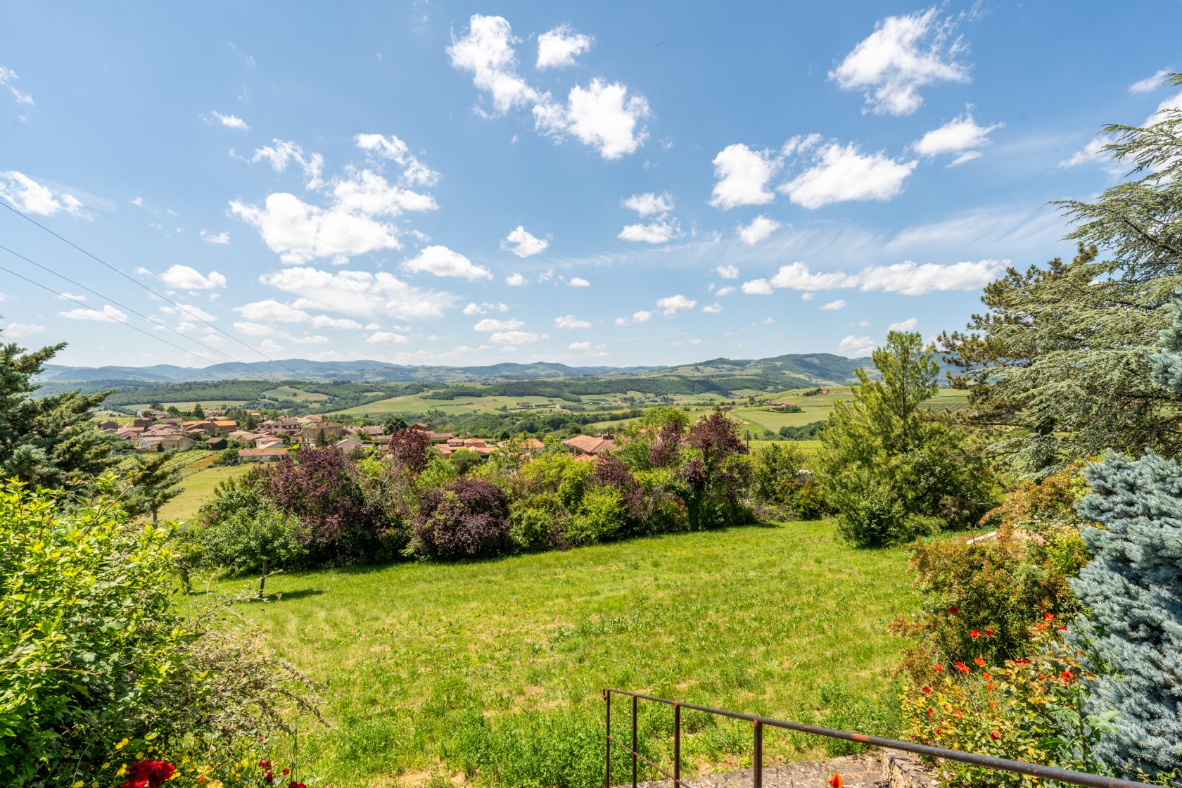 Villa avec gite à la vue exceptionnelle sur les Monts du Beaujolais