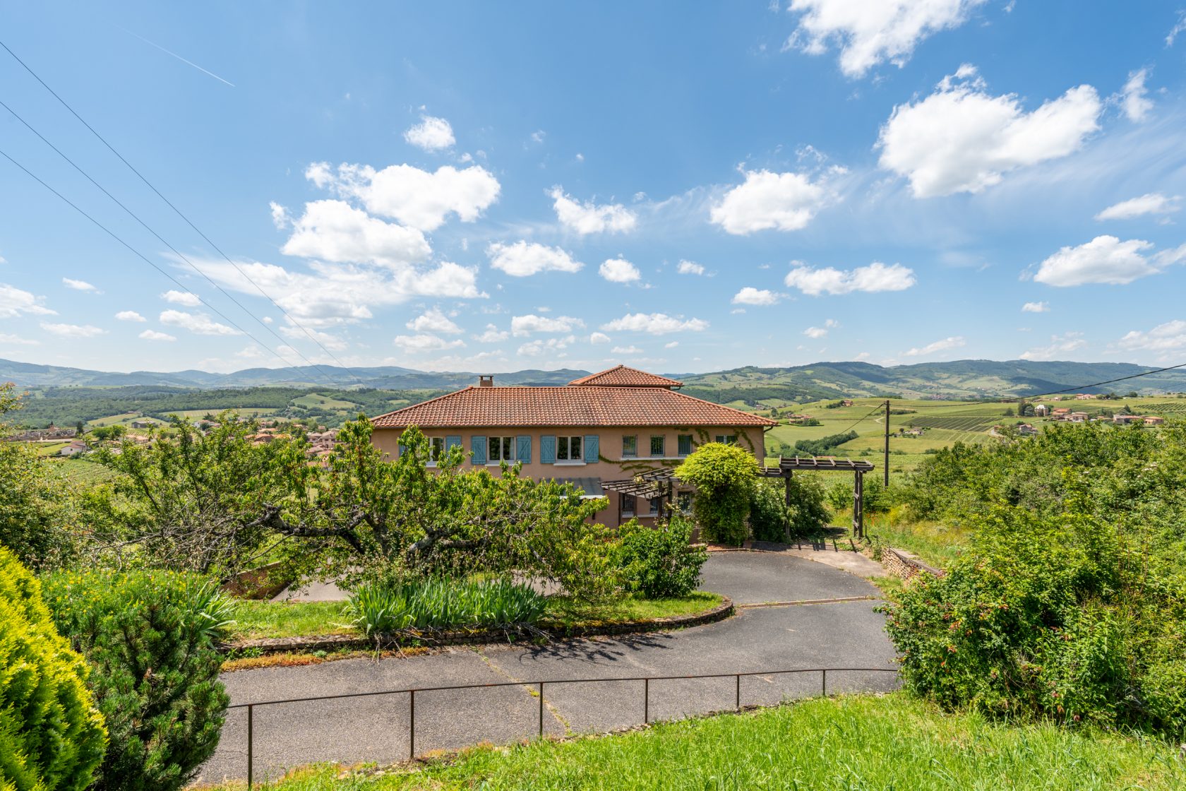 Villa avec gite à la vue exceptionnelle sur les Monts du Beaujolais