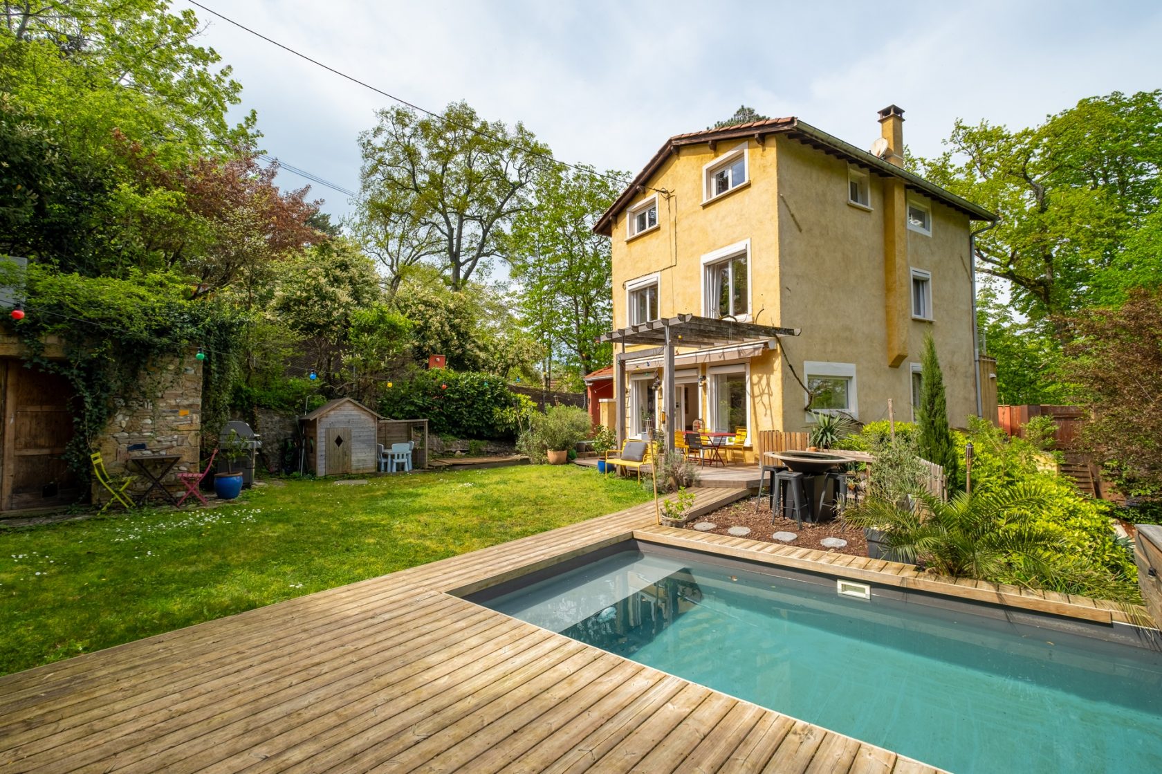 Maison avec piscine dans un écrin de verdure